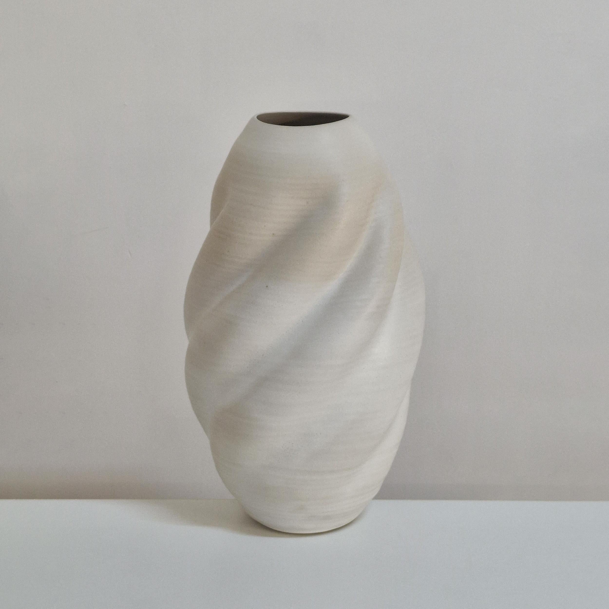 N. 162 Vaso alto a forma di onda bianca, scultura unica in ceramica In condizioni Nuovo in vendita a London, London