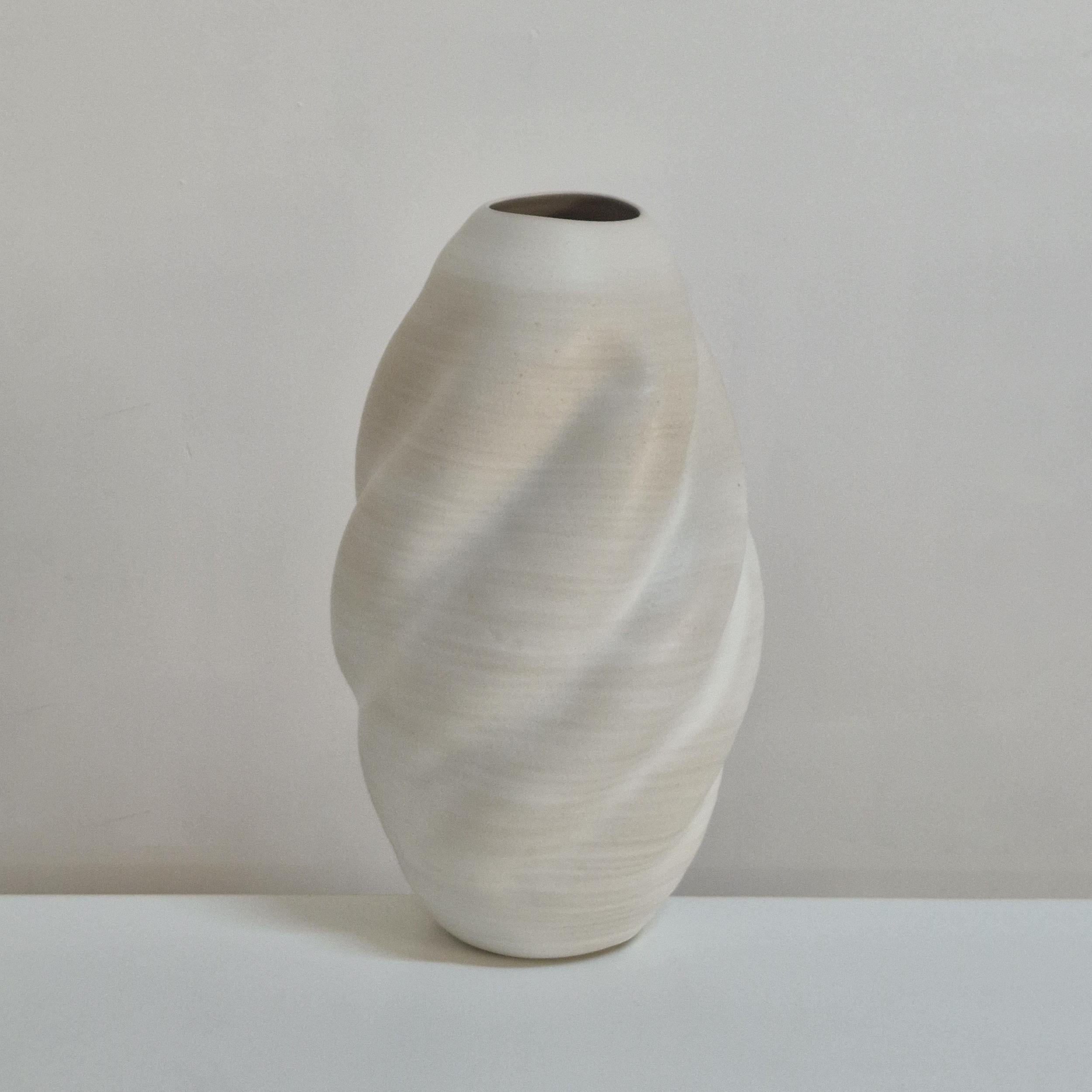XXI secolo e contemporaneo N. 162 Vaso alto a forma di onda bianca, scultura unica in ceramica in vendita