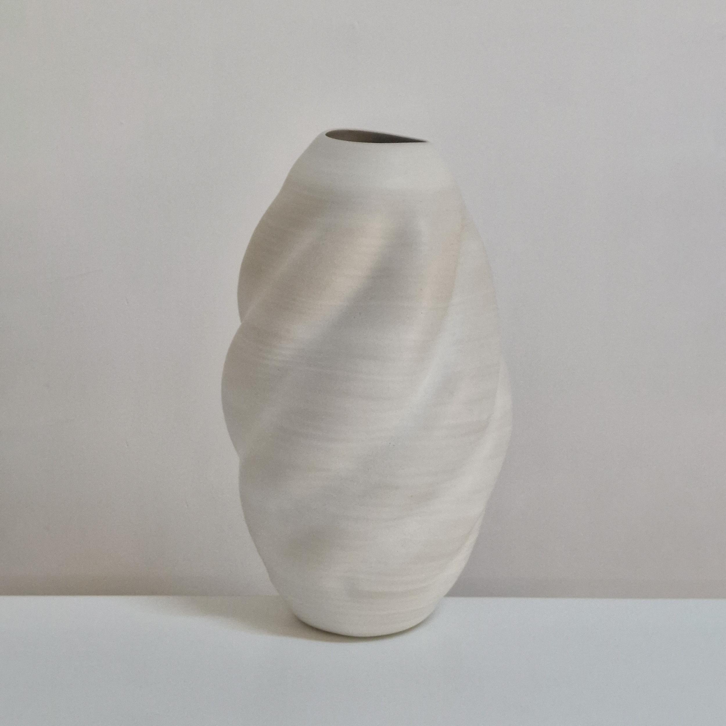 Ceramica N. 162 Vaso alto a forma di onda bianca, scultura unica in ceramica in vendita