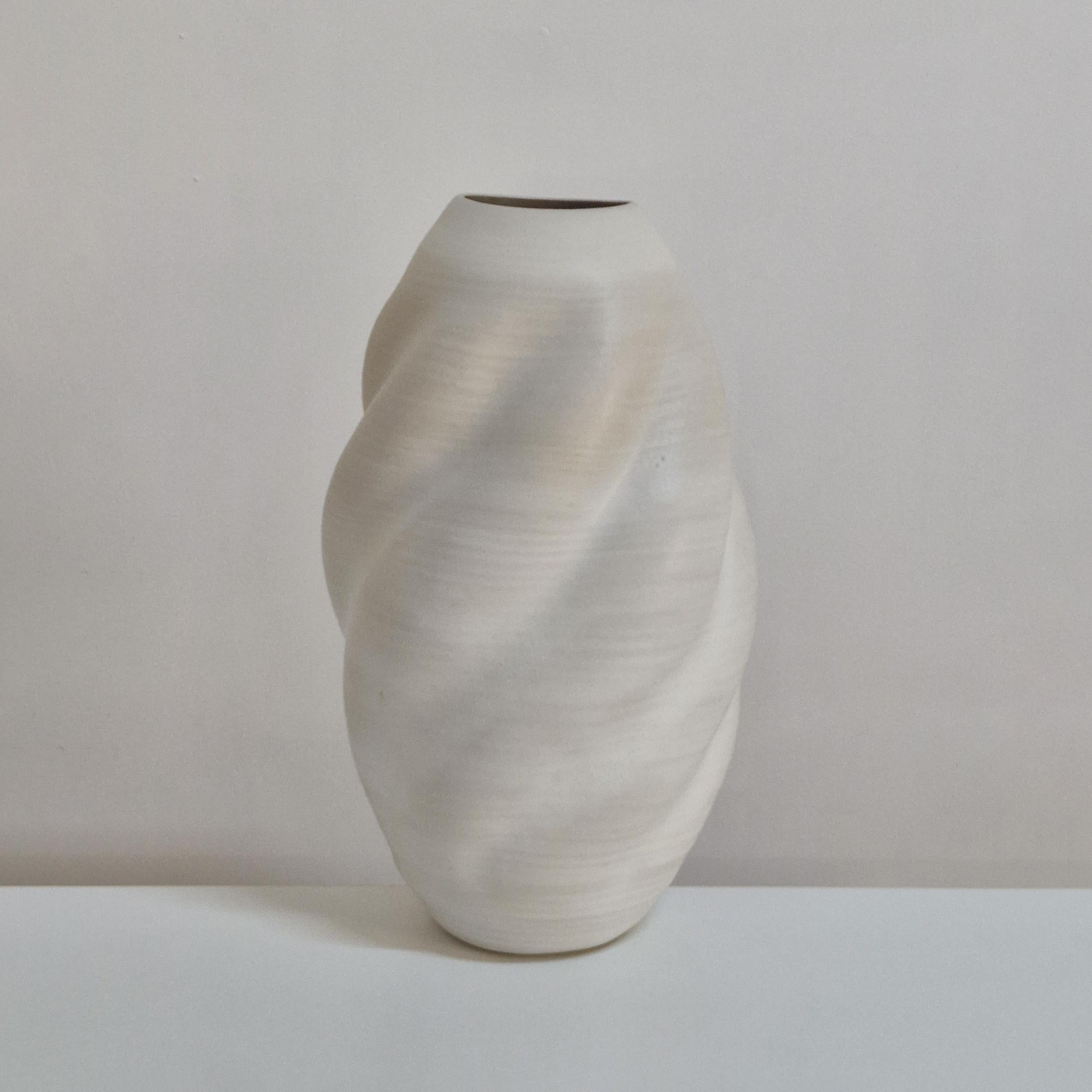 N. 162 Vaso alto a forma di onda bianca, scultura unica in ceramica in vendita 1