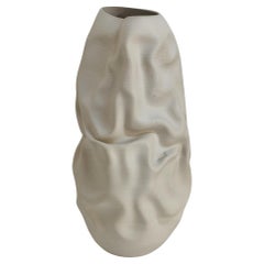 N. 163 Vaso bianco dalla forma accartocciata, scultura unica in ceramica