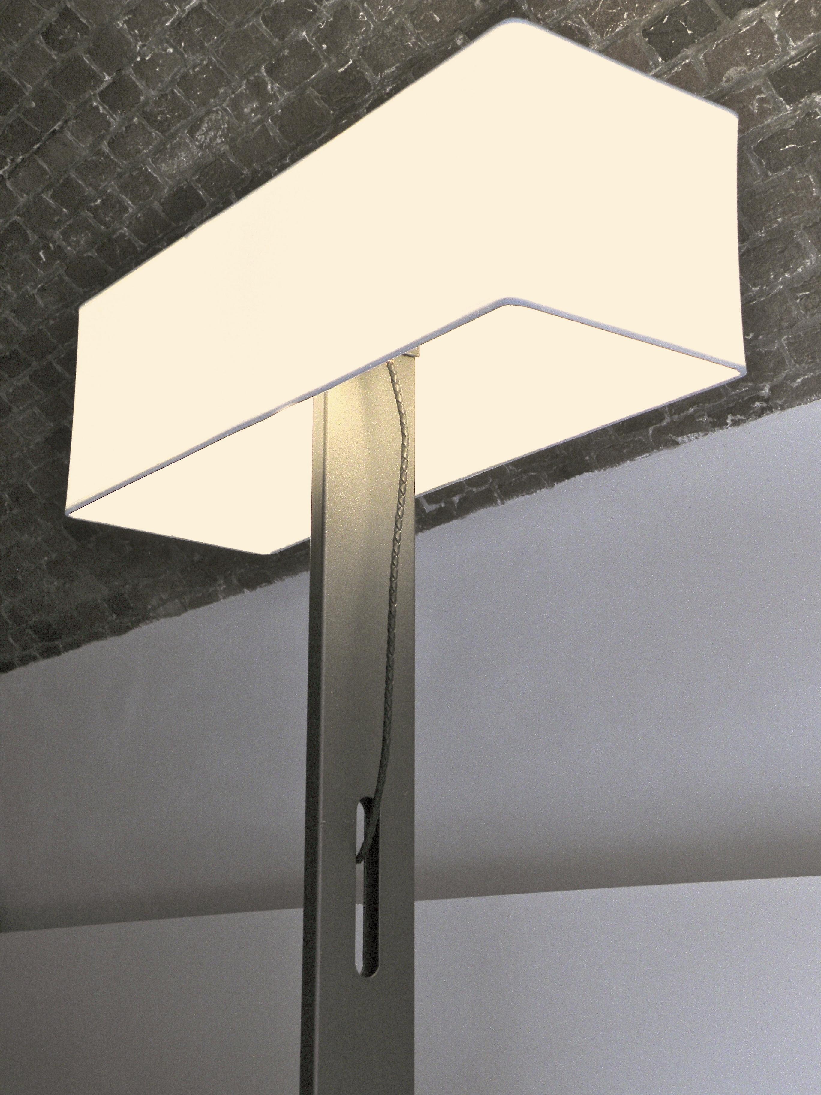 'No. 19 Classic' Floor Lamp, Structured Paint, White Shade, Leather Cord Details In New Condition For Sale In Amsterdam, NL