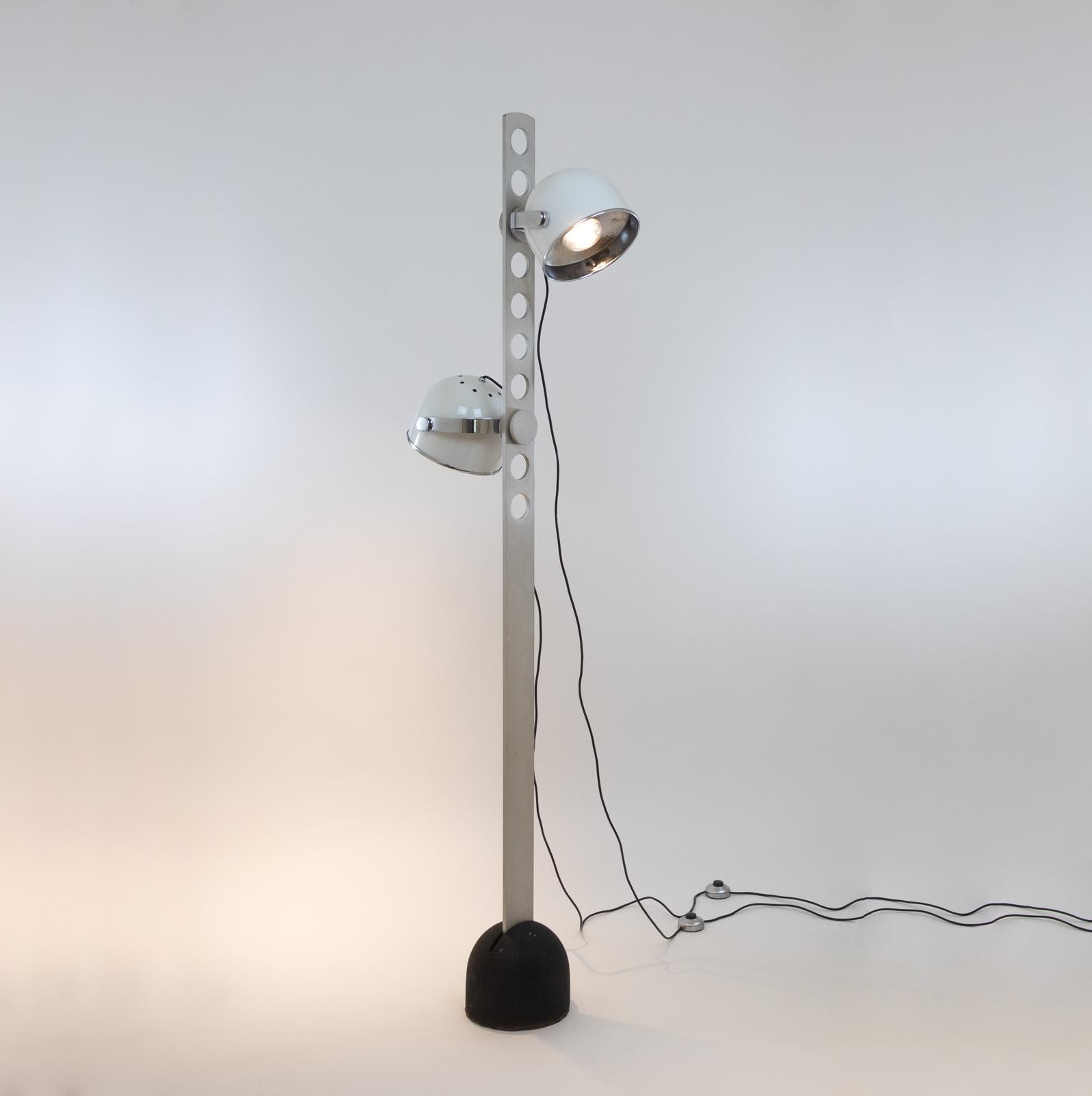 Lampadaire n° 190, conçu par Erio Bosi et fabriqué par Fratelli Martini dans les années 1970.

La lampe est dotée de deux spots blancs réglables qui peuvent être placés à différentes hauteurs sur la tige métallique. Les spots sont en très bon état