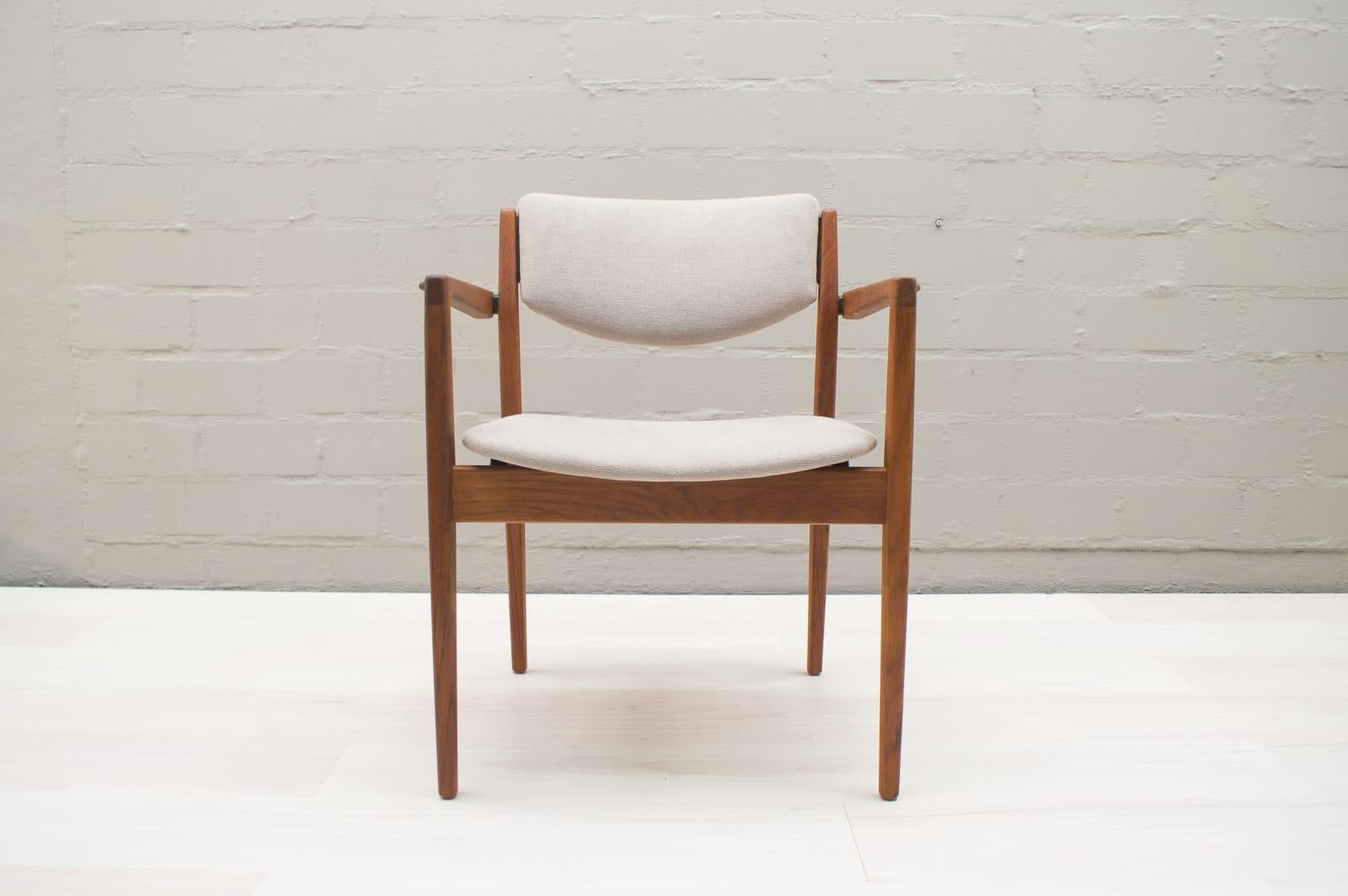 This Finn Juhl armchair is made of teak and features a seat in grey upholstery. Measures: Seat height 43cm.

 
