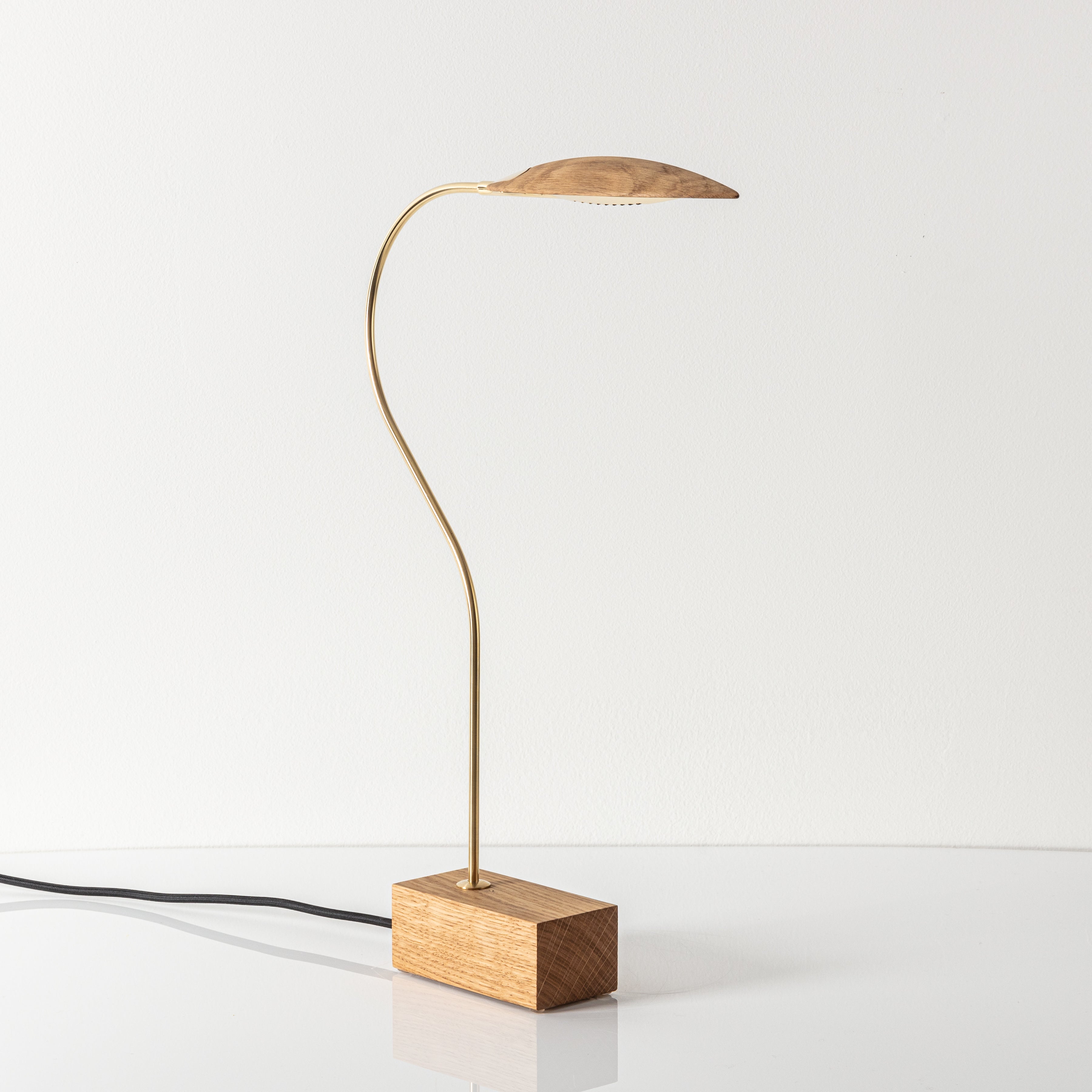 Lampe à poser No. 2 de MERNØE
Dimensions : D 5 x L 27 x H 47 cm
MATERIAL : Orme, laiton poli.

Disponible en frêne, acajou Sipo, noyer ou orme.
Disponible en laiton poli, laiton mat ou chrome. Veuillez nous contacter.

Lampe sculpturale avec source