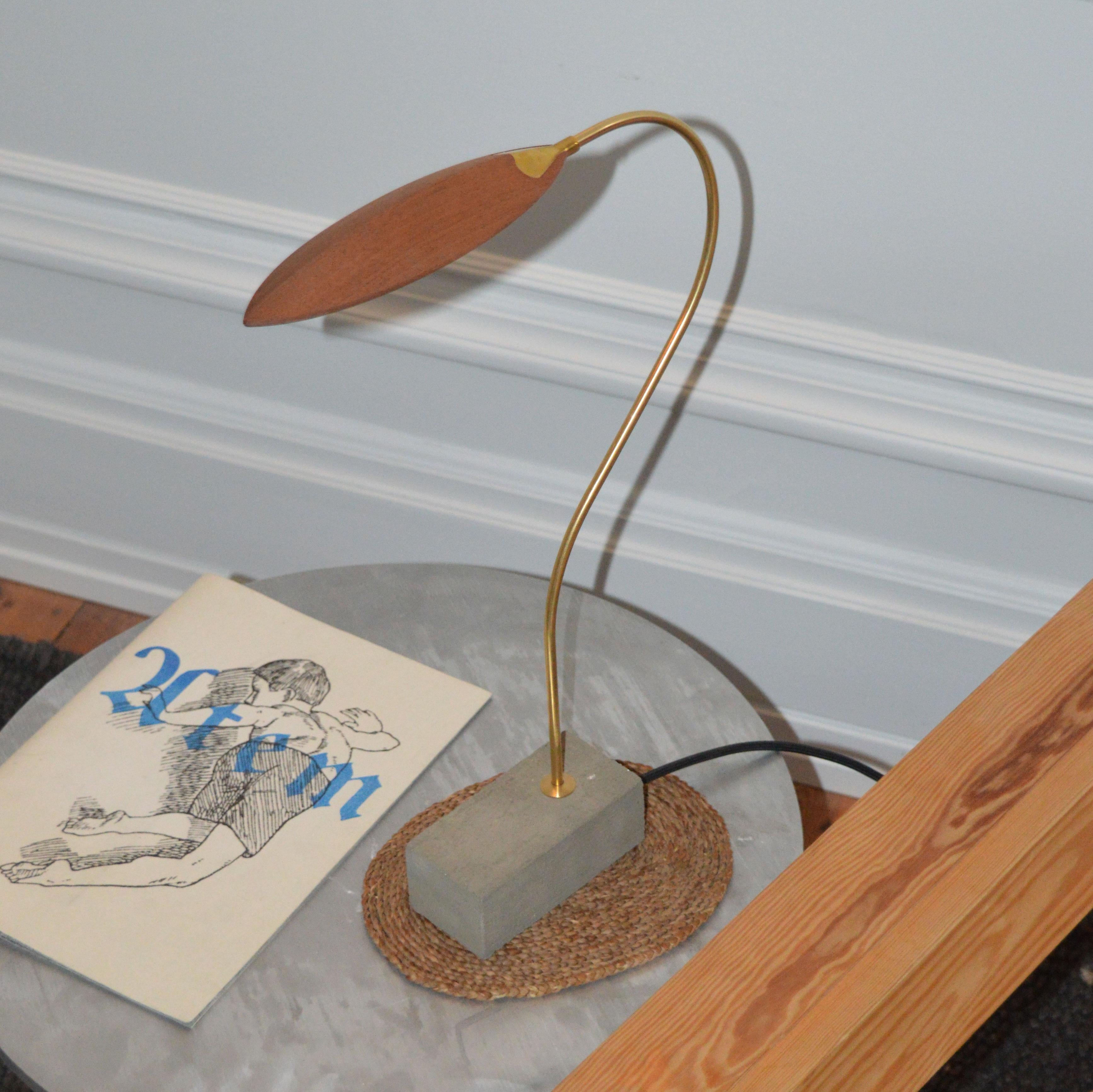 Danois No. 2 Lampe à poser en bois d'orme par Mernøe en vente