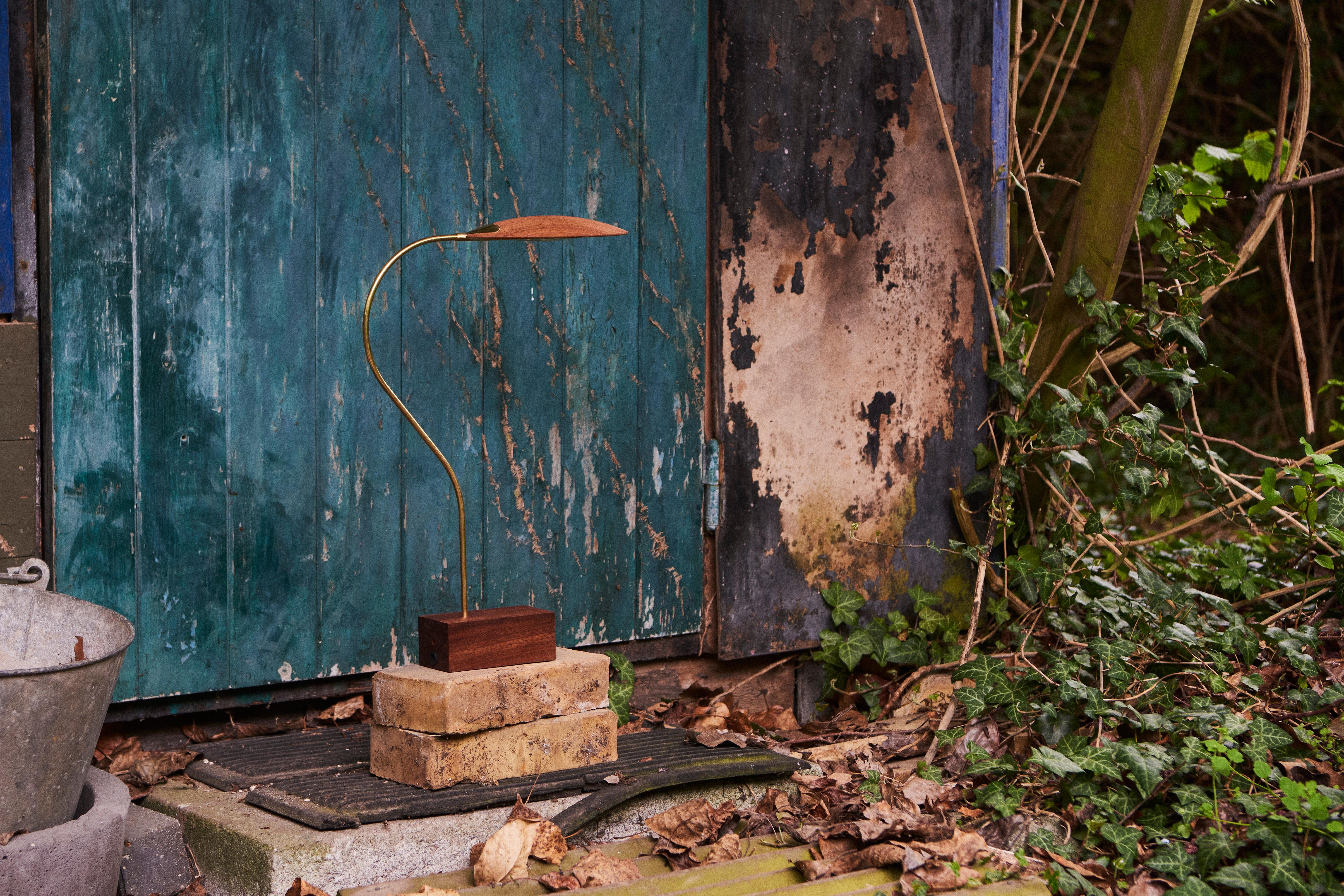 No. 2 Lampe à poser en bois d'orme par Mernøe Neuf - En vente à Geneve, CH