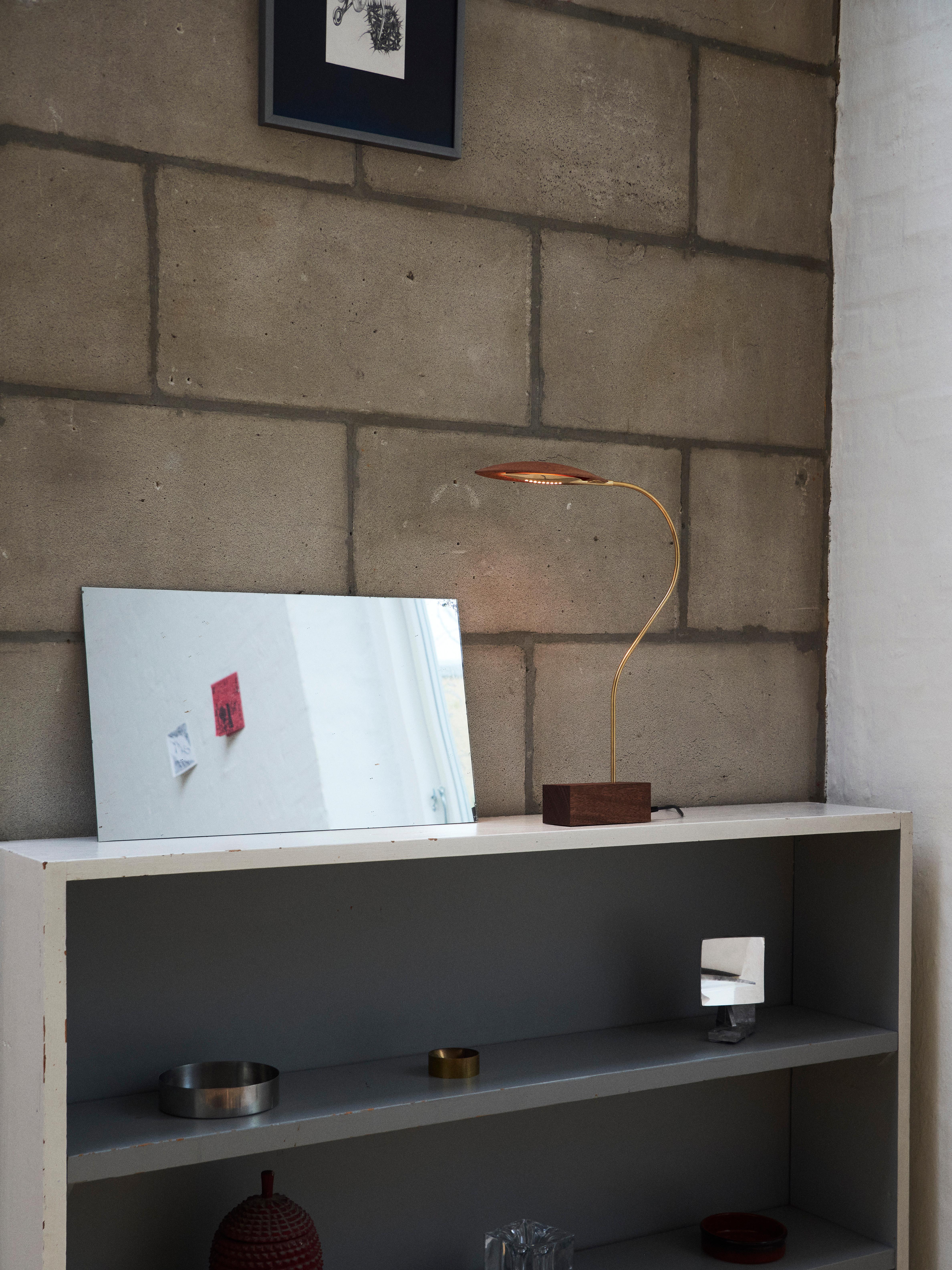 Laiton No. 2 Lampe à poser en bois d'orme par Mernøe en vente