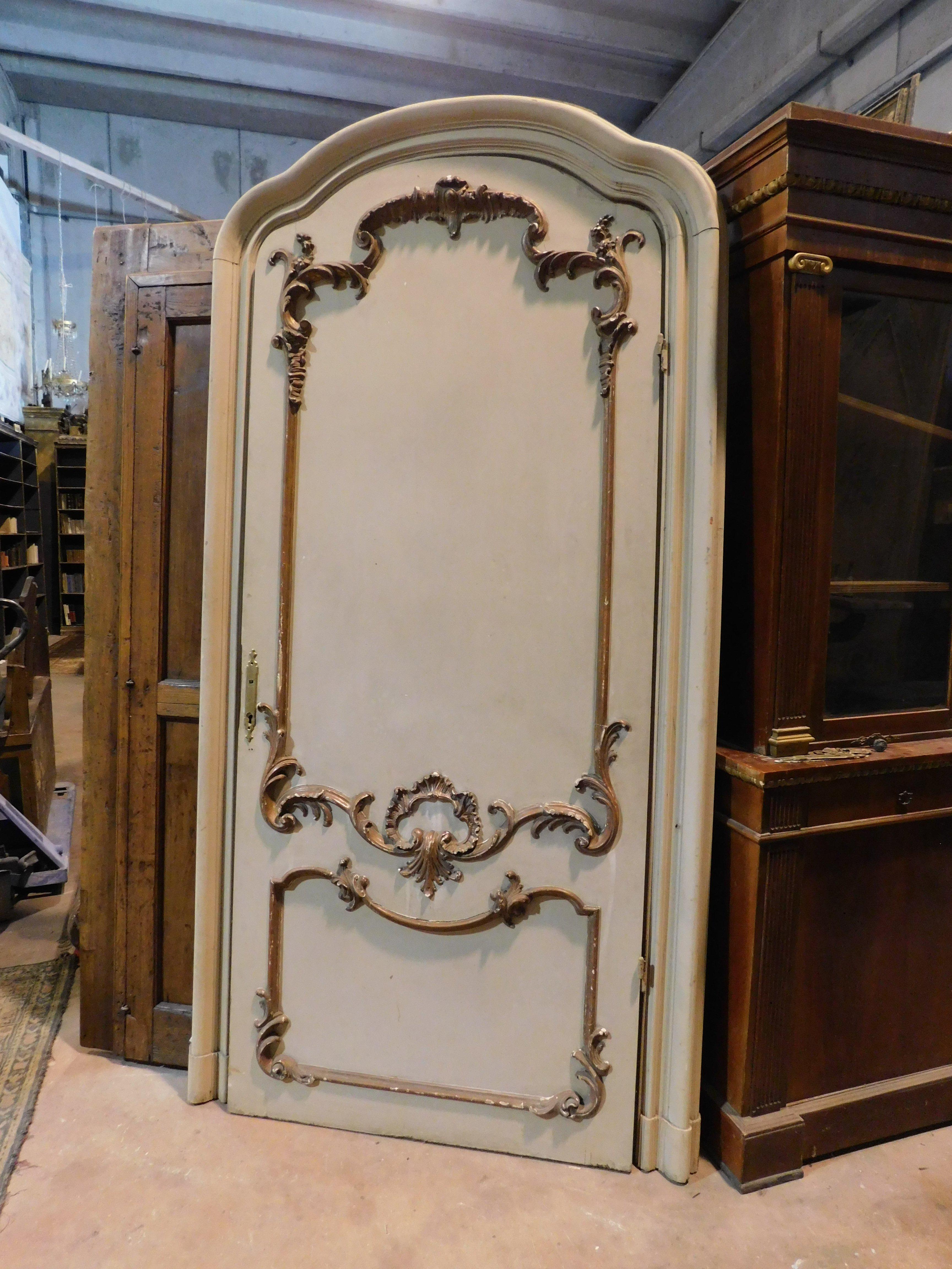 set of 2 antique white lacquered interior doors, with curved single-leaf shape, complete with lacquered frame with golden moldings, made for a noble palace in Italy (Rome) in the 19th century, white lacquered back, pull opening: one to the right and