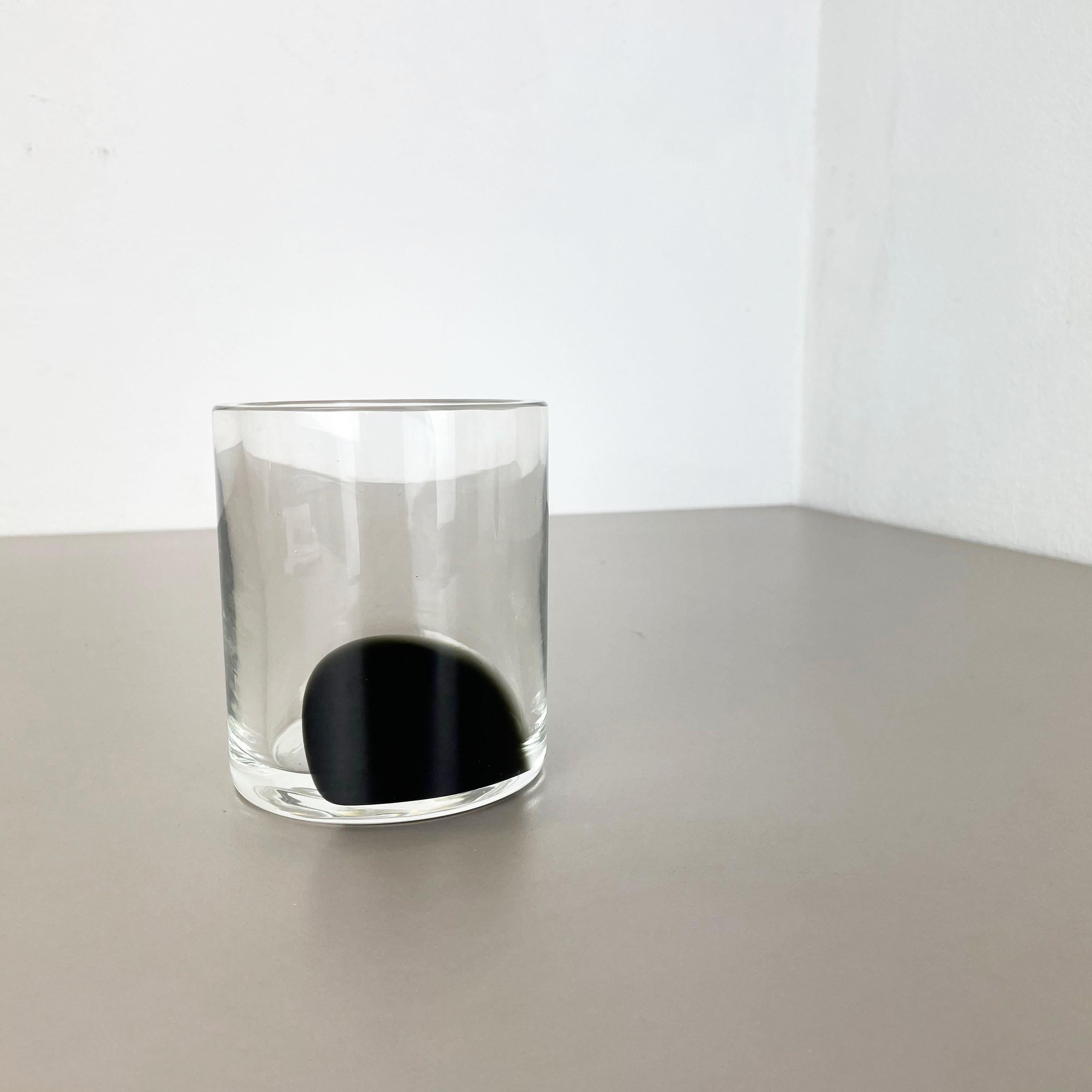 Artikel:

Vasen-Element aus Muranoglas


Entwurf:

Antonio da Ros


Produzent:

Cenedese Vetri (markiert unter der Vase)


Herkunft:

Murano, Italien


Jahrzehnt:

1960er-1970er Jahre


Diese originelle Glasvase wurde in den