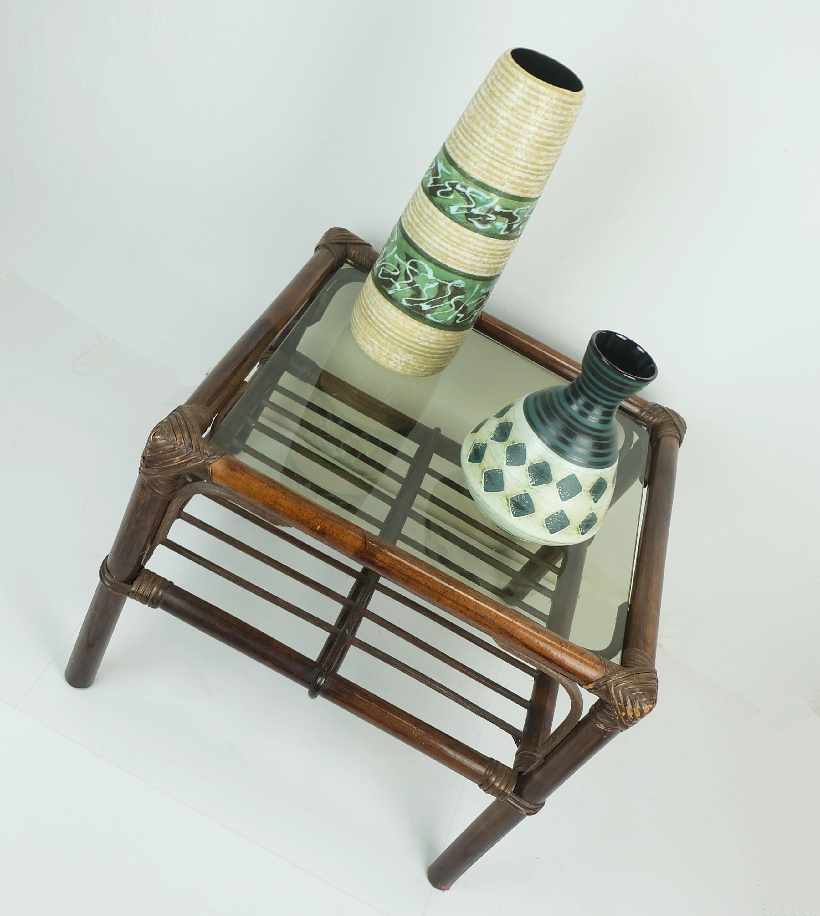 n° 2 de 2 : table basse d'appoint en osier de bambou des années 1970, milieu du siècle dernier en vente 3