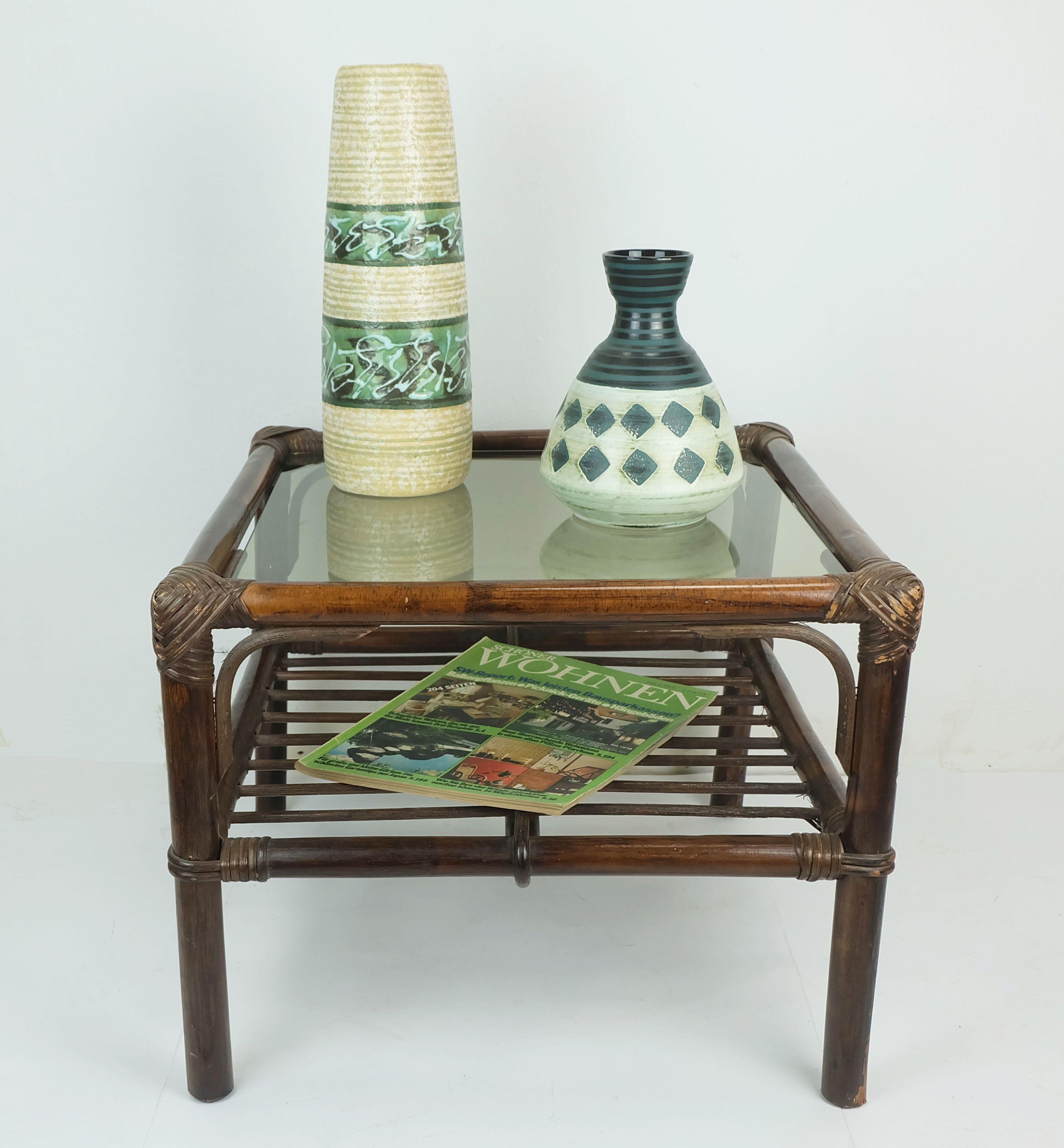 n° 2 de 2 : table basse d'appoint en osier de bambou des années 1970, milieu du siècle dernier en vente 4
