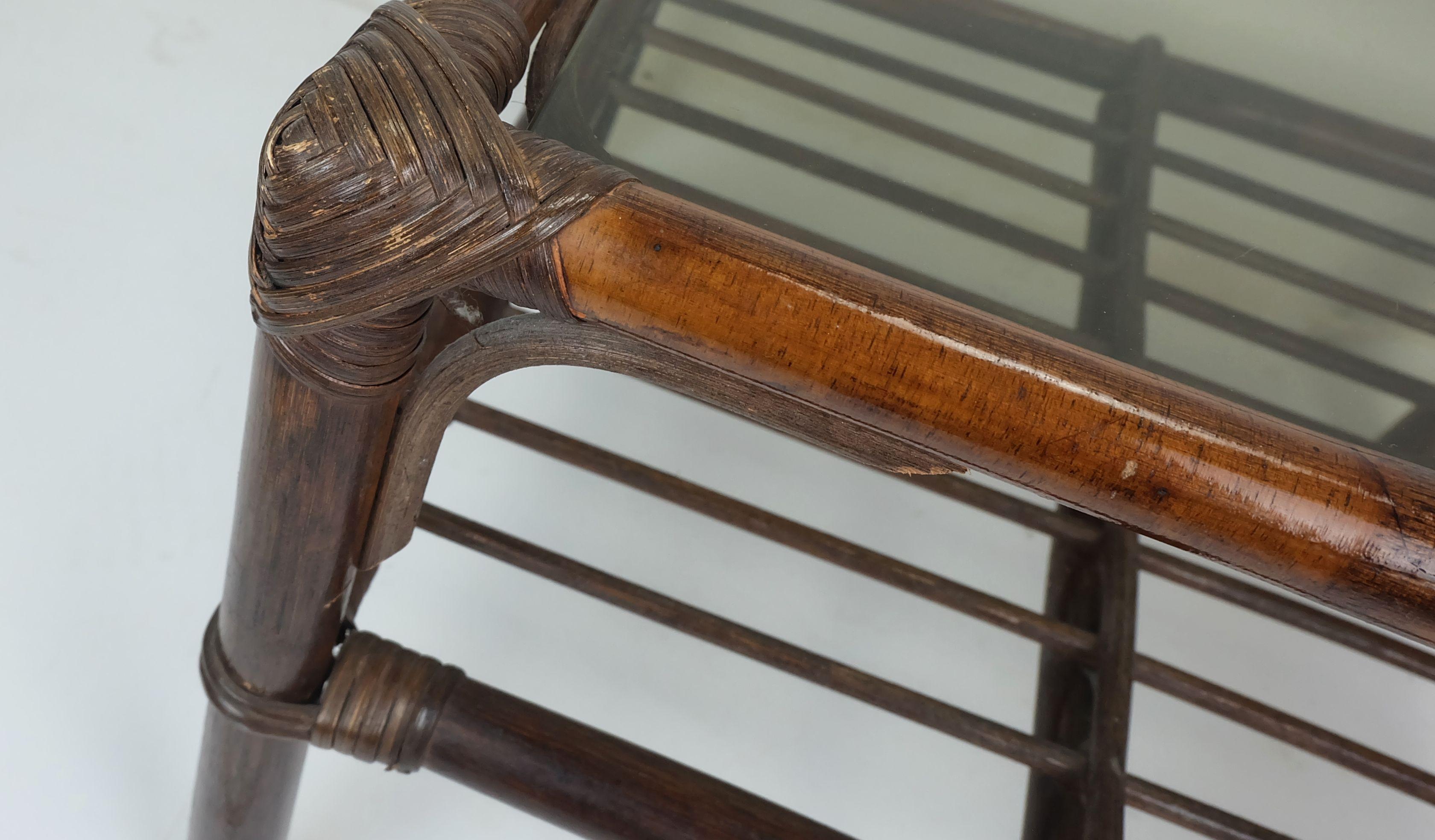 Mid-Century Modern n° 2 de 2 : table basse d'appoint en osier de bambou des années 1970, milieu du siècle dernier en vente