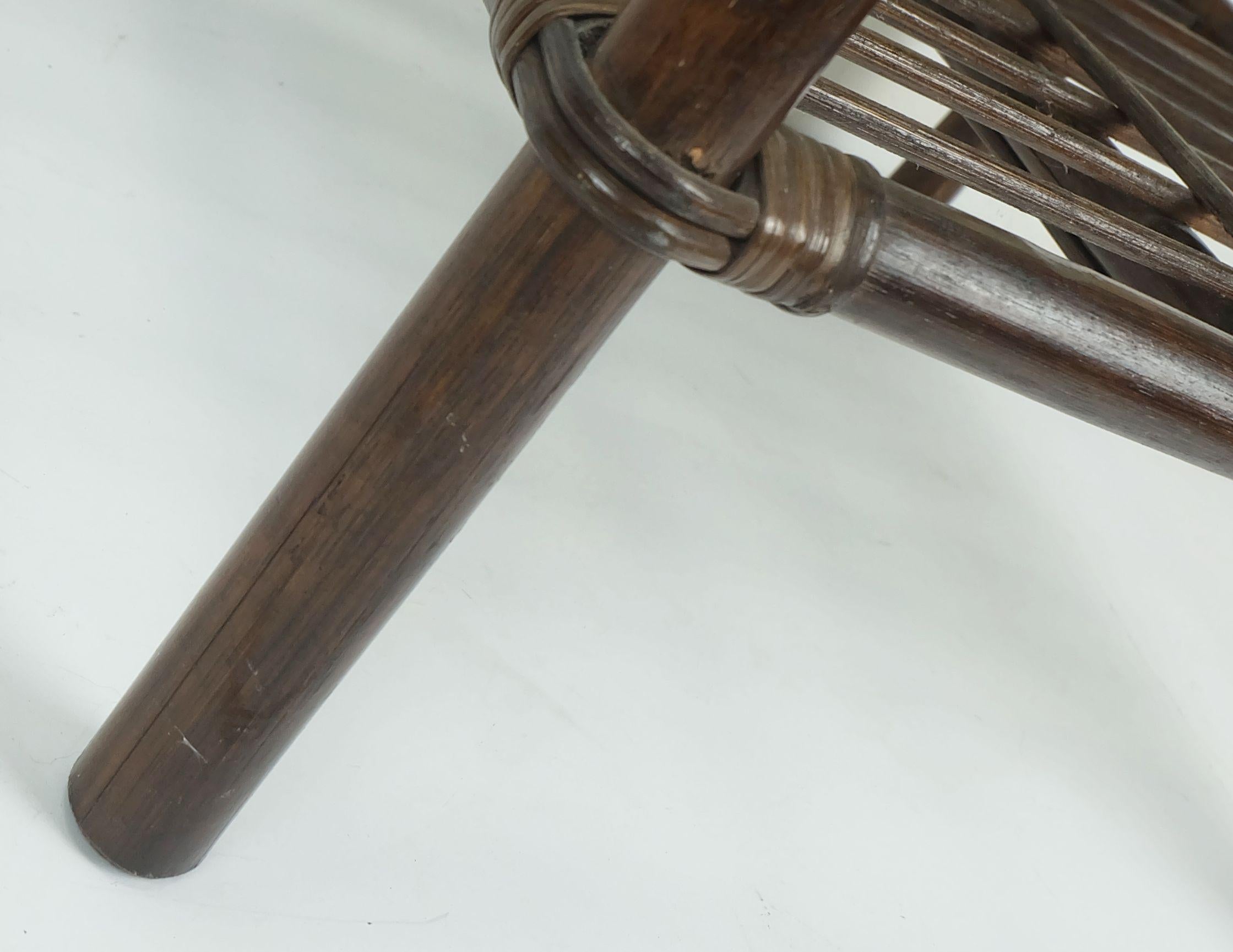Bambou n° 2 de 2 : table basse d'appoint en osier de bambou des années 1970, milieu du siècle dernier en vente