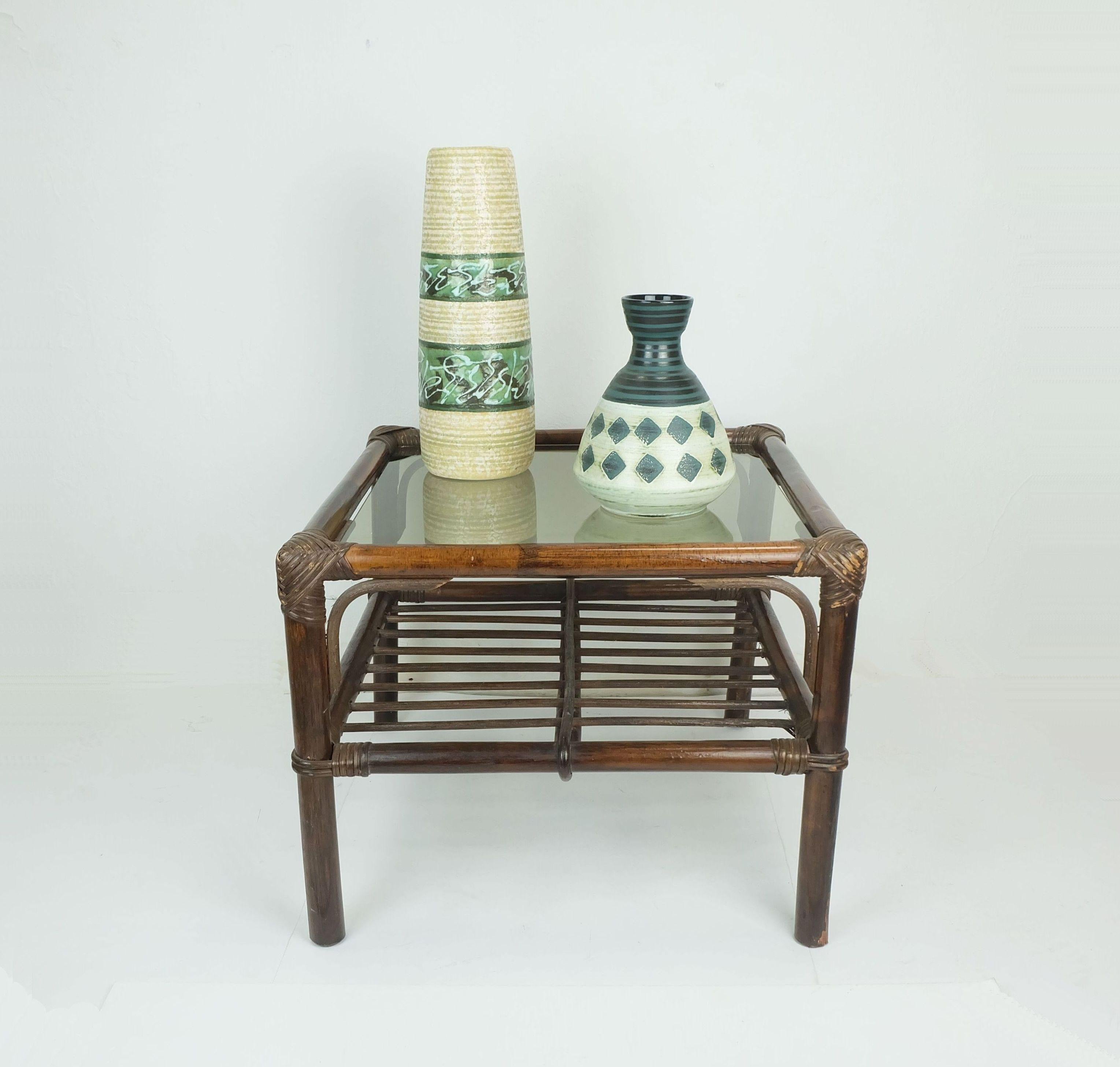 n° 2 de 2 : table basse d'appoint en osier de bambou des années 1970, milieu du siècle dernier en vente 1