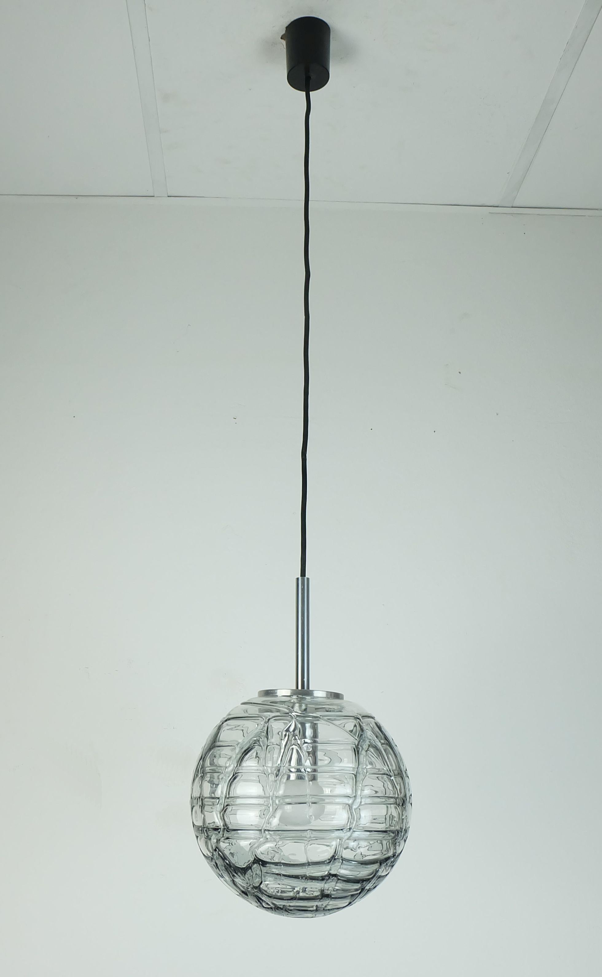 no. 2 di 2 - lampada a ciondolo Eleg doria  chiaro e grigio fumo anni '60-'70 In condizioni buone in vendita a Mannheim, DE