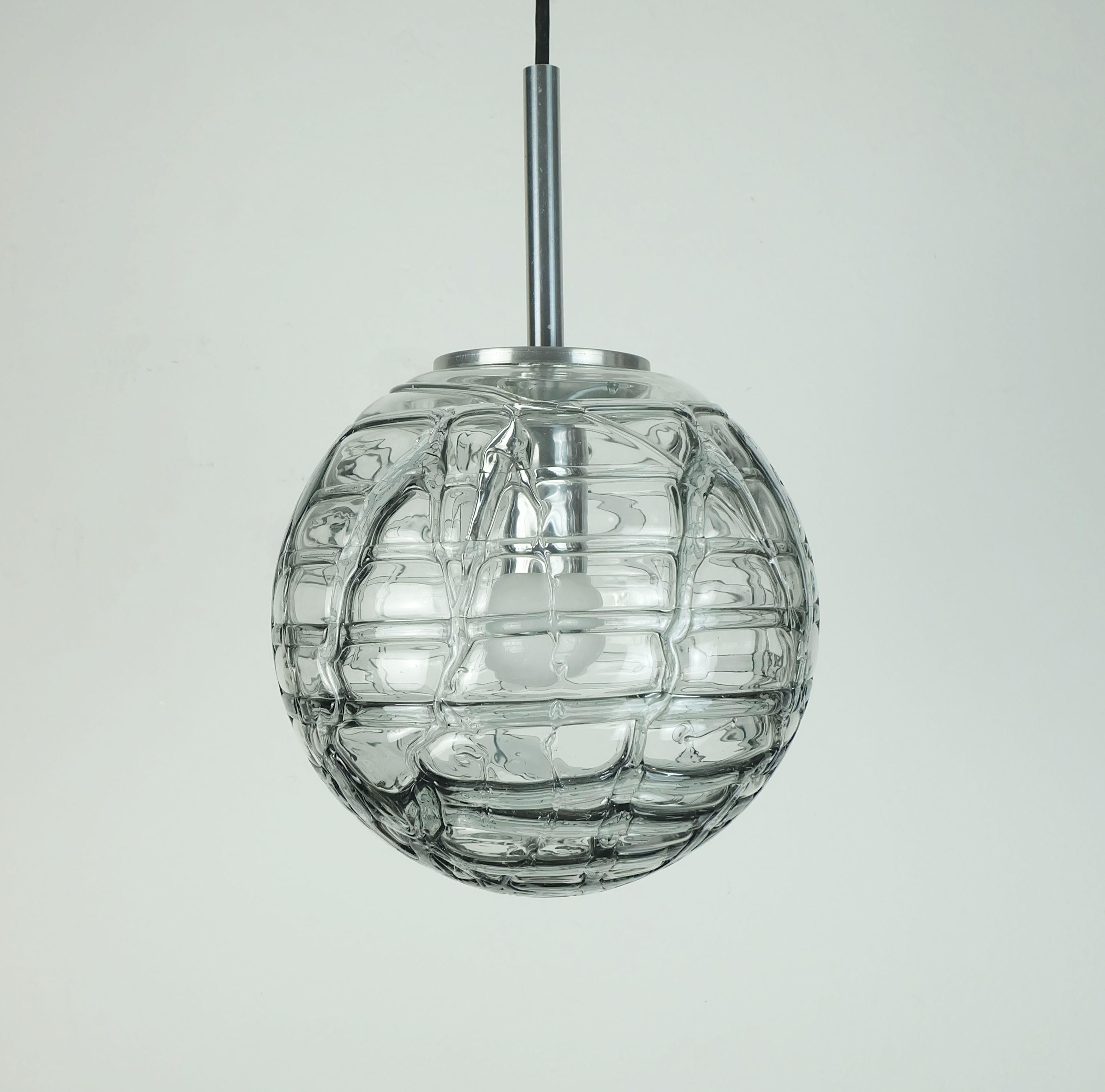 Metallo no. 2 di 2 - lampada a ciondolo Eleg doria  chiaro e grigio fumo anni '60-'70 in vendita