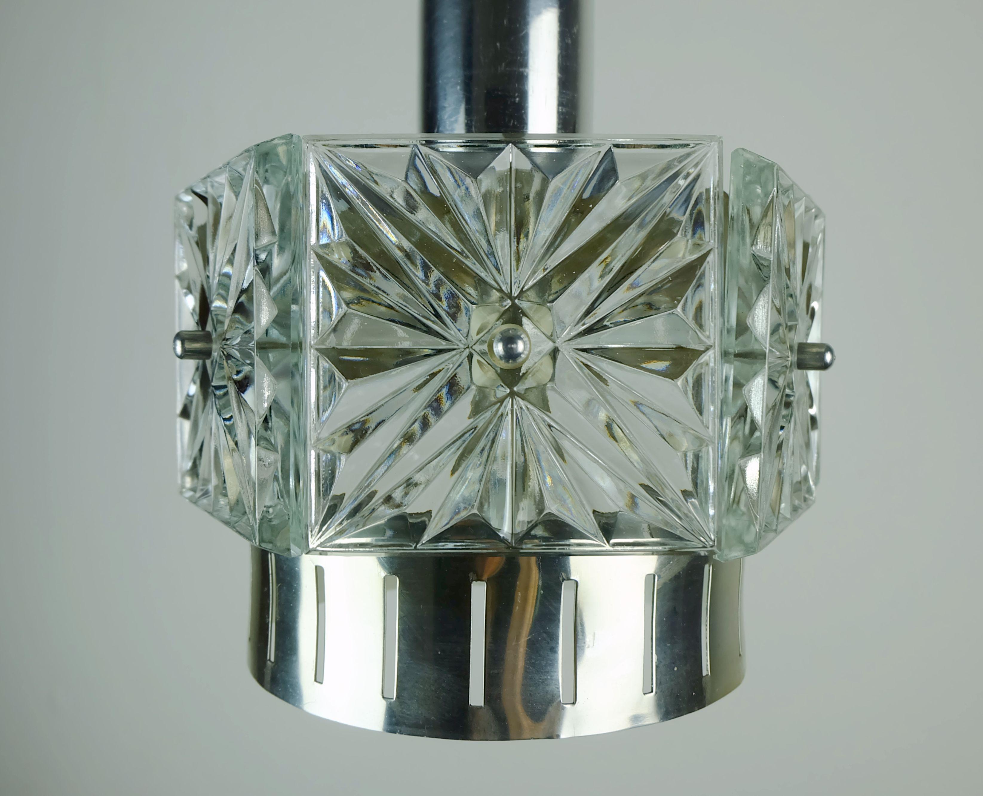 Très belle lampe suspendue fabriquée dans les années 1960. Fabriqué en métal et en verre de cristal. L'abat-jour est composé de 6 prismes de verre en cristal facetté (4