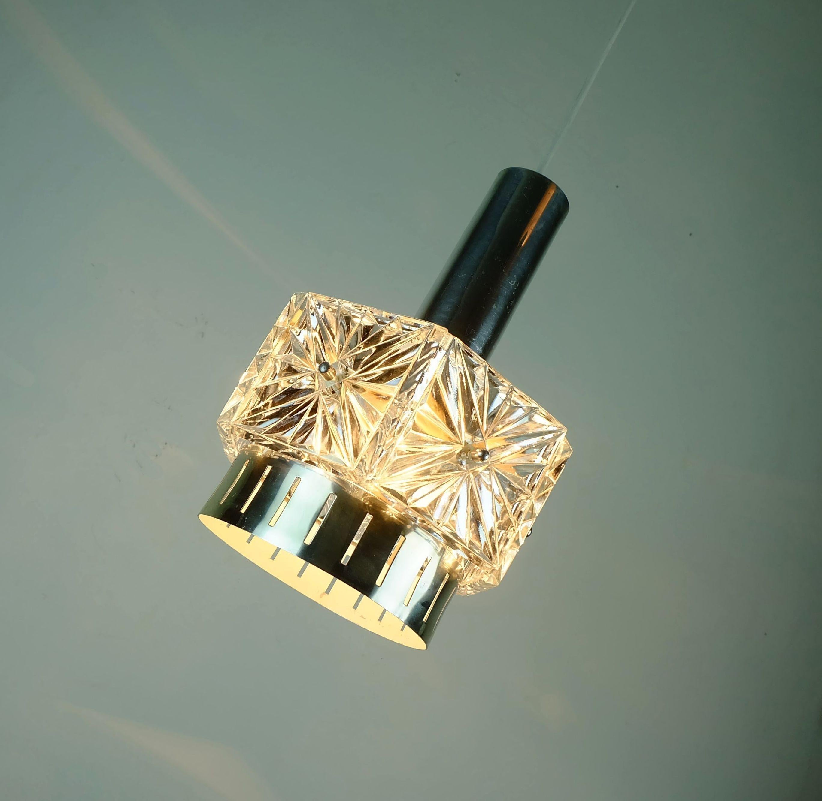 Mid-Century Modern n° 2 de 2 : élégante lampe PENDANT LIGHT du milieu du siècle dernier en verre cristal et métal des années 1960 en vente