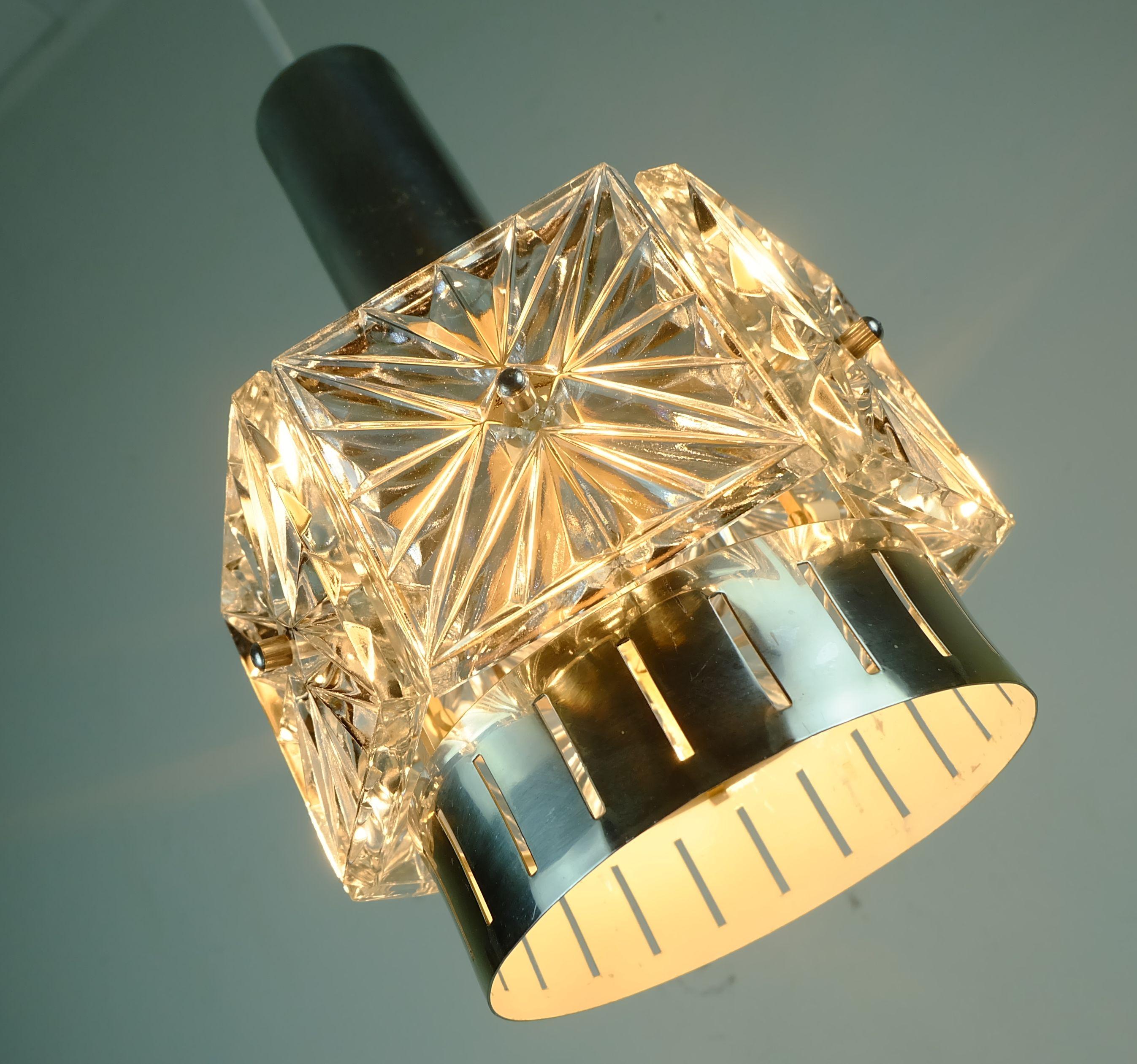 Allemand n° 2 de 2 : élégante lampe PENDANT LIGHT du milieu du siècle dernier en verre cristal et métal des années 1960 en vente