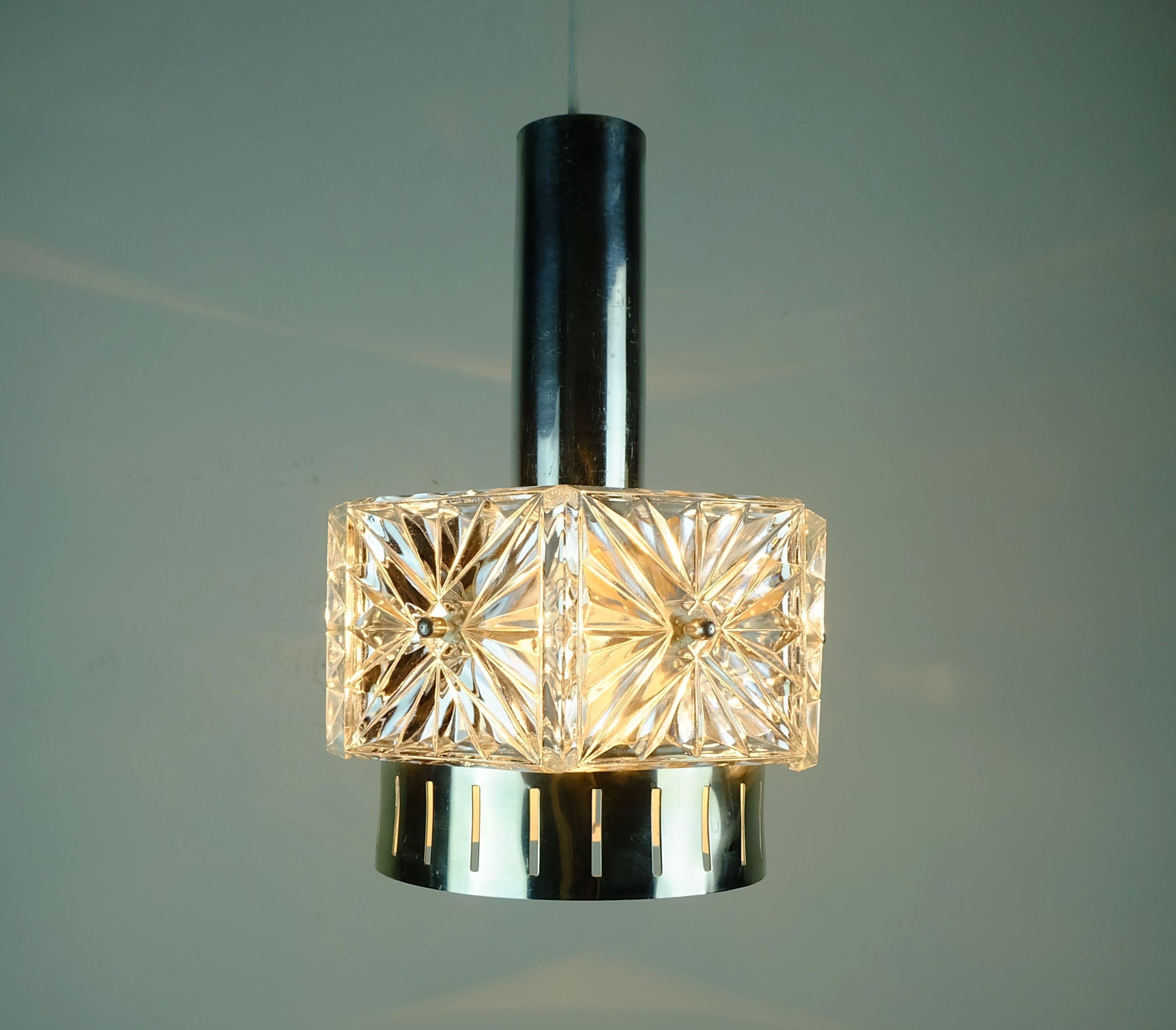 n° 2 de 2 : élégante lampe PENDANT LIGHT du milieu du siècle dernier en verre cristal et métal des années 1960 Bon état - En vente à Mannheim, DE