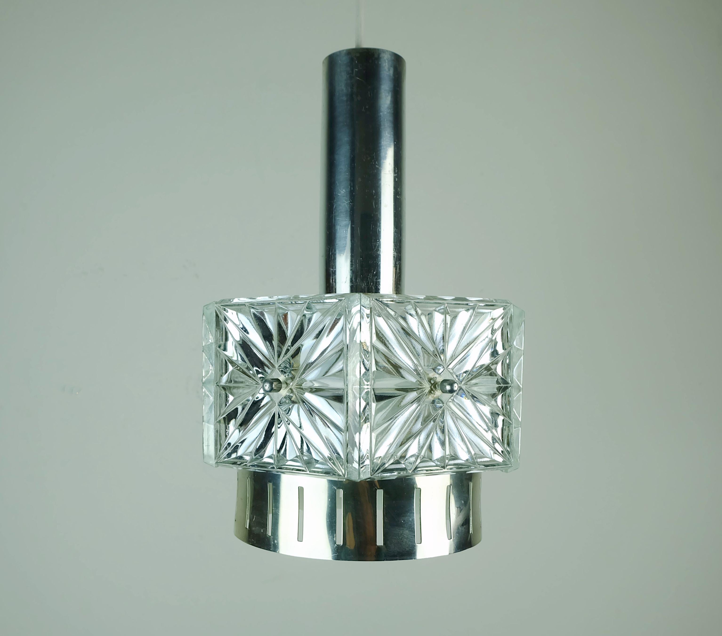 Verre n° 2 de 2 : élégante lampe PENDANT LIGHT du milieu du siècle dernier en verre cristal et métal des années 1960 en vente