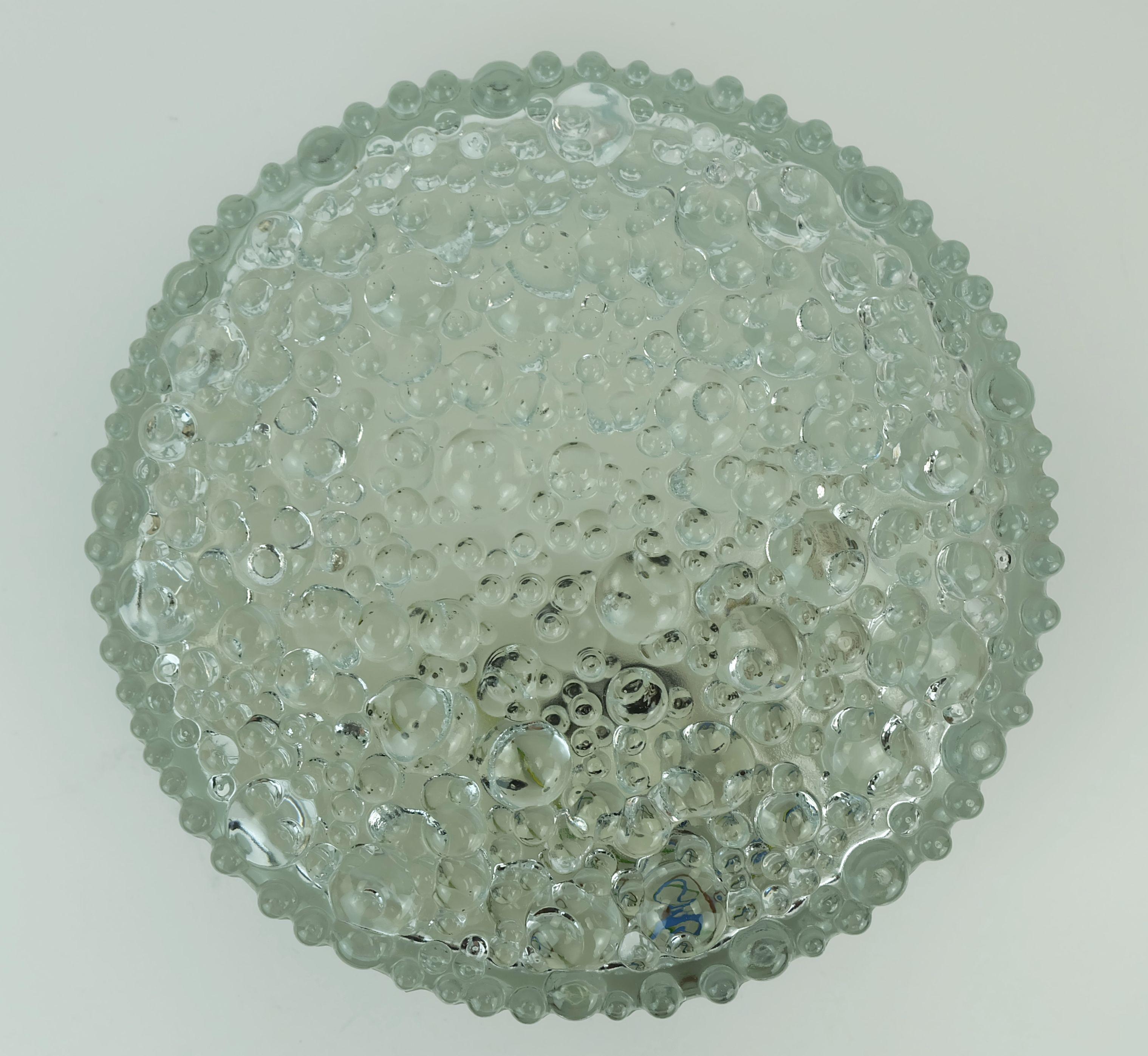 Plafonnier rond des années 1960/70. Par Staff, Allemagne de l'Ouest, modèle no. A 226. Support de plafond en métal peint en noir mat, abat-jour en verre texturé avec finition bulle. Pour une ampoule E27. Peut également être utilisée comme applique