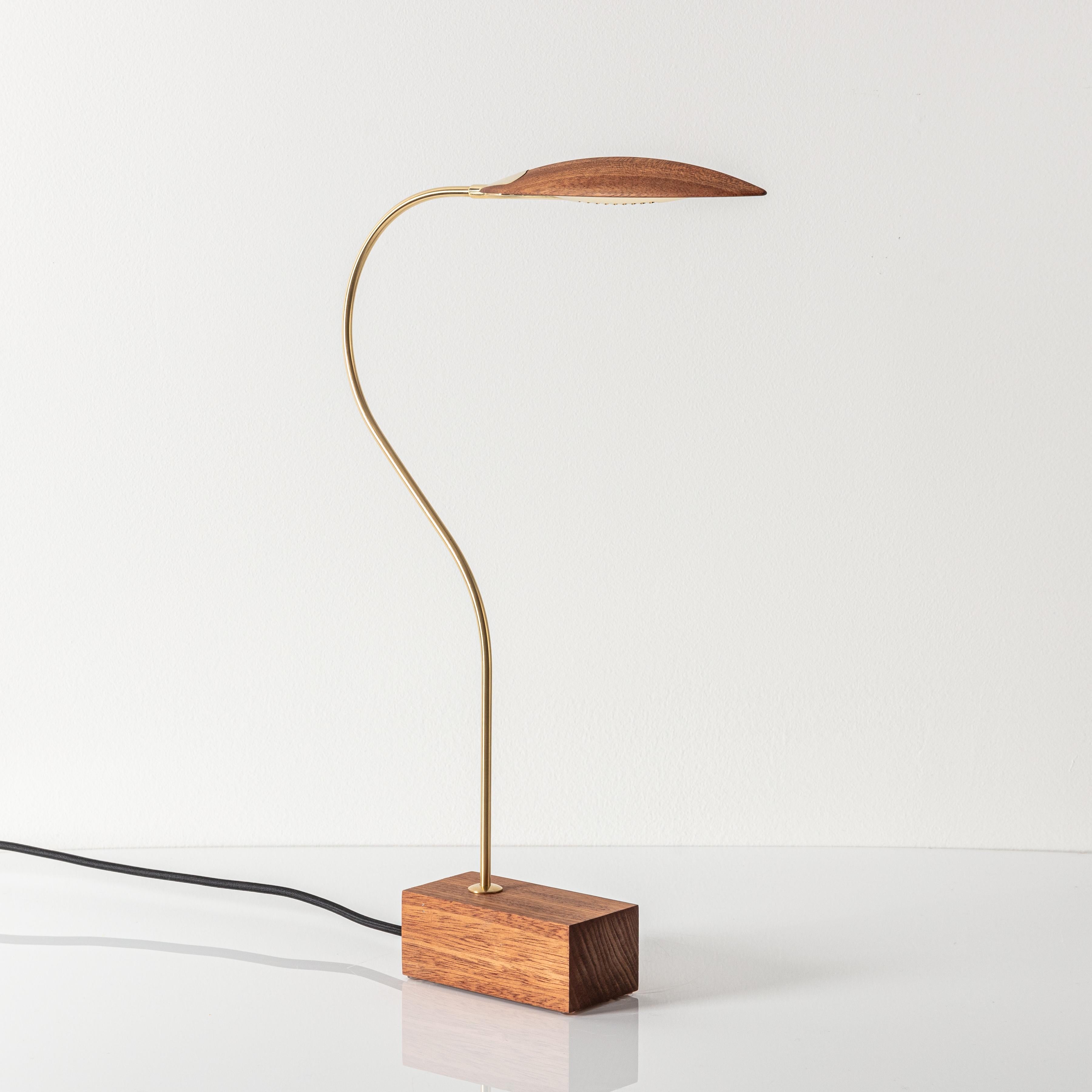 Lampe à poser No. 2 de MERNØE
Dimensions : D 5 x L 27 x H 47 cm
MATERIAL : Acajou Sipo, laiton poli.

Disponible en frêne, acajou Sipo, noyer ou orme.
Disponible en laiton poli, laiton mat ou chrome. Veuillez nous contacter.

Lampe sculpturale avec