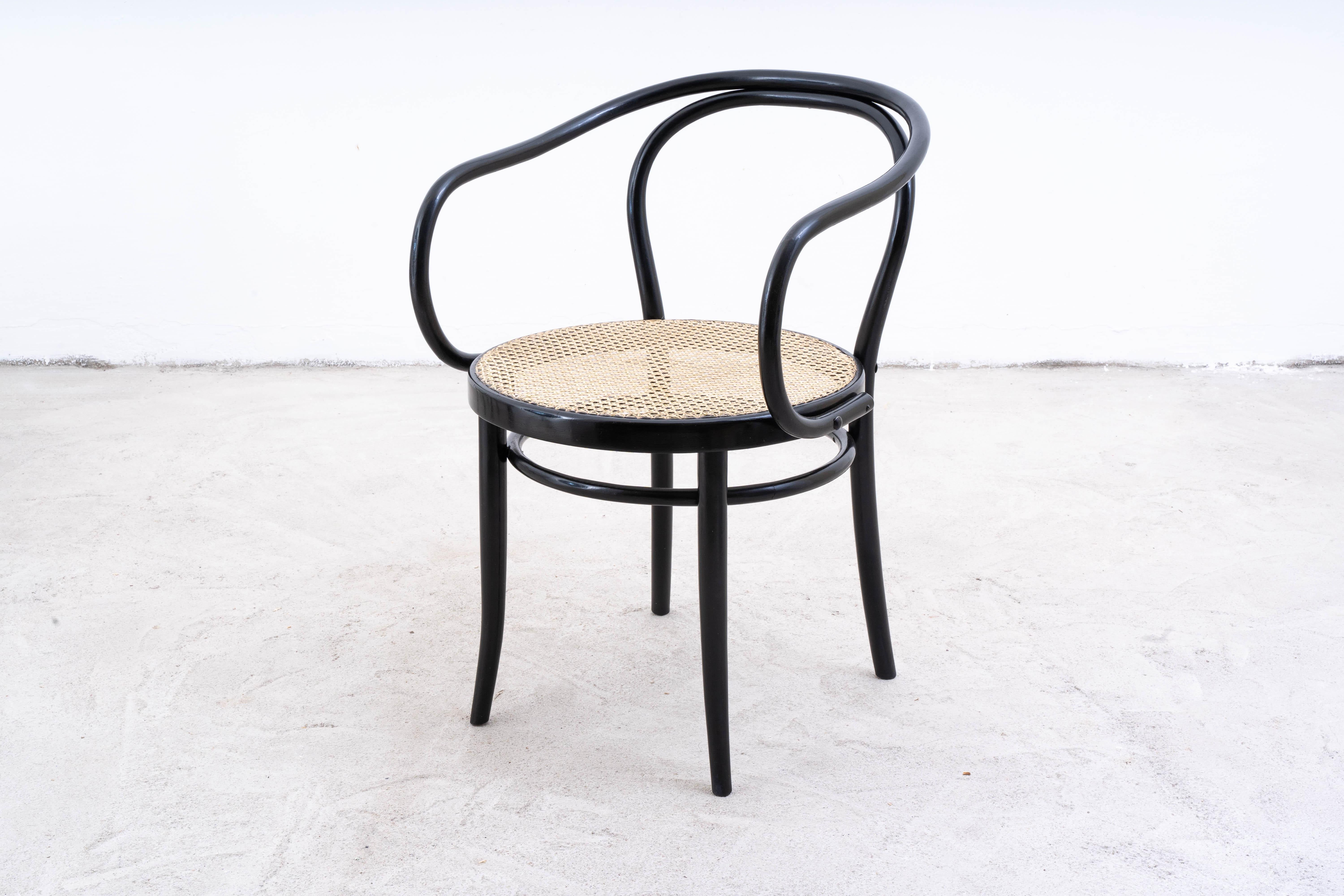 This elegant armchair, designed by the legendary Michael Thonet, exemplifies the innovative spirit of the Jugendstil (Art Nouveau) movement in Austria. Produced between 1900 and 1910, the No. 209 chair is a refined example of Thonet’s mastery in