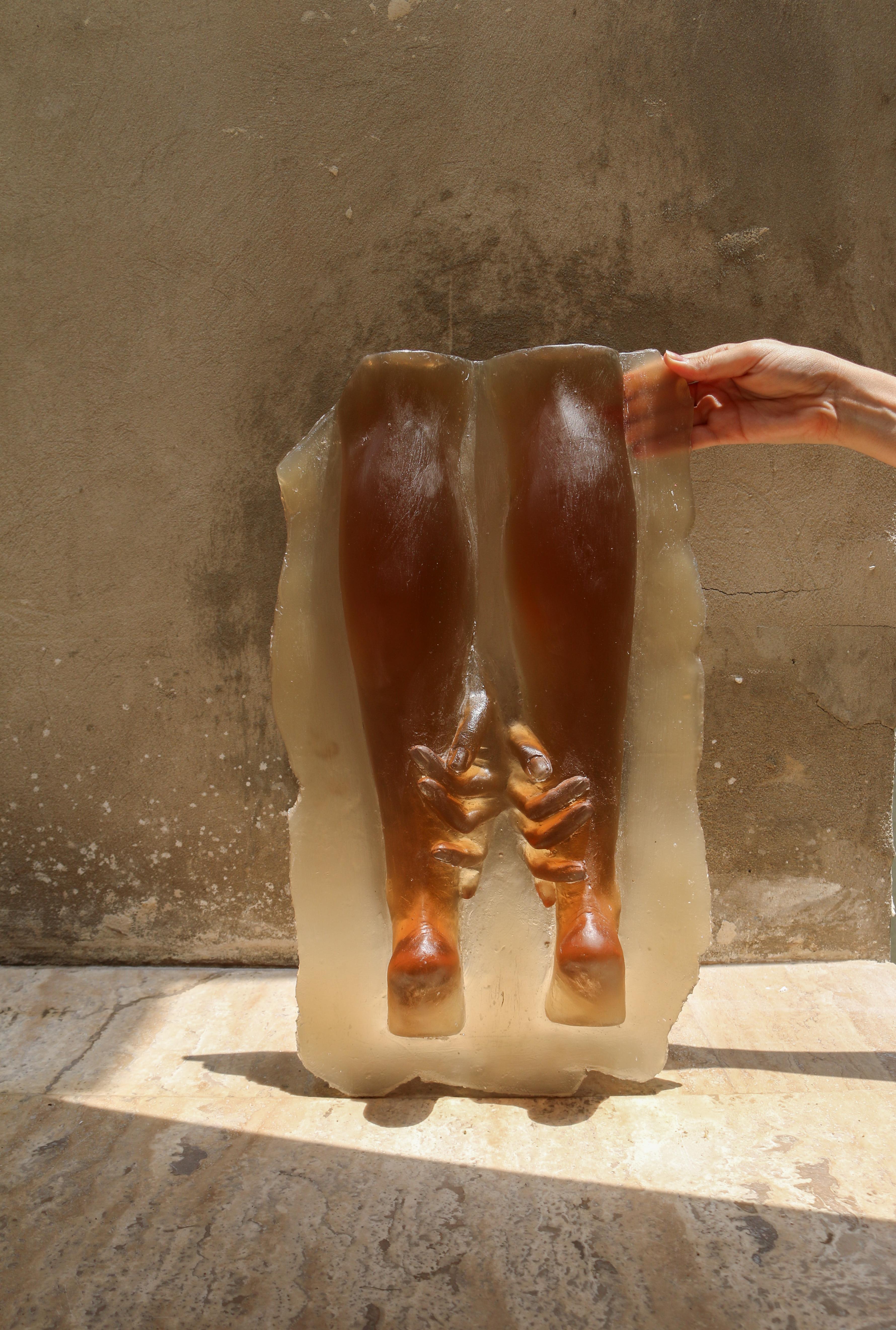 Colombiano N. 21 In Cola - Scultura artistica di gambe femminili in resina in vendita