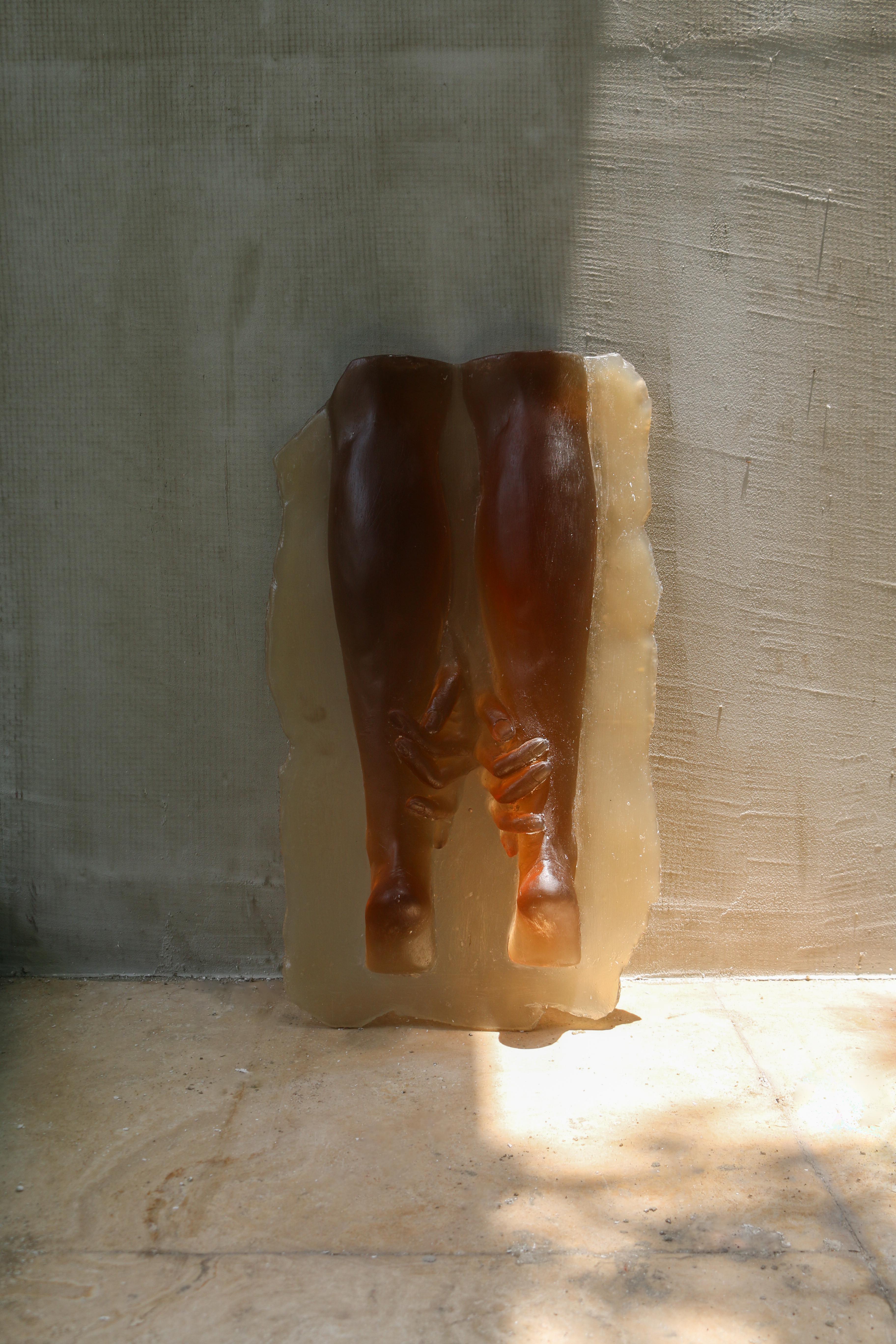 Calco N. 21 In Cola - Scultura artistica di gambe femminili in resina in vendita