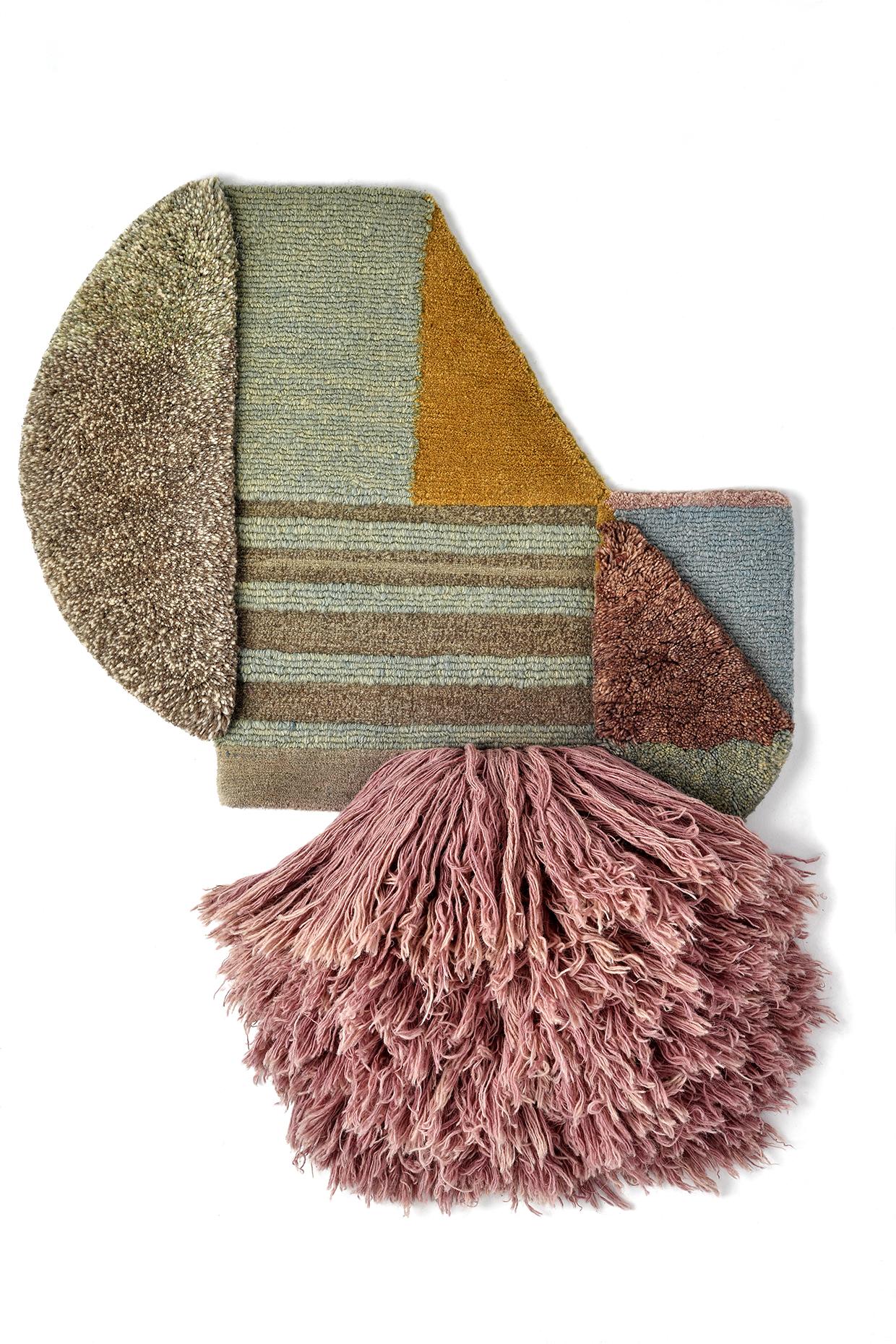 No. 217 Affiche textile nouée à la main par Lyk Carpet
Hommage aux femmes du Bauhaus
Dimensions : L 48 x L 58 cm : L 48 x L 58 cm.
MATERIAL : 100% laine des hauts plateaux tibétains, laine vierge peignée et filée à la main, laine naturelle teintée