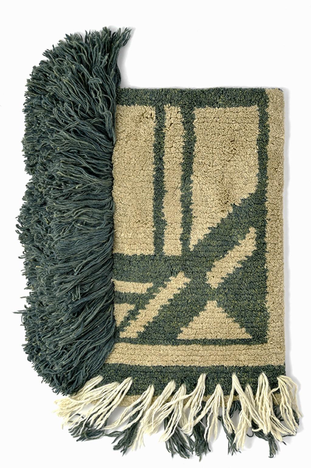 Nr. 220 handgeknüpftes Textilposter von Lyk Carpet
Hommage an die Bauhausfrauen
Abmessungen: B 55 x L 69 cm.
MATERIALIEN: 100% tibetische Hochlandwolle, handgekämmte und handgesponnene Schurwolle, natürliche pflanzengefärbte Wolle, 100 Knoten pro