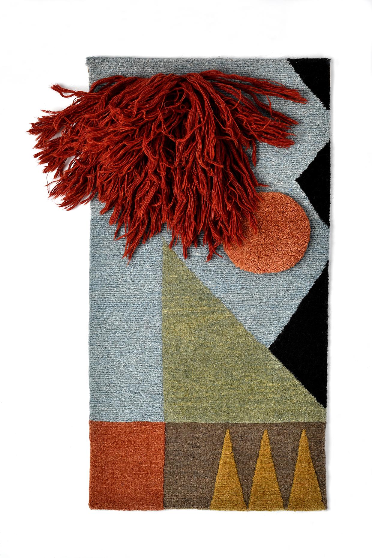 N° 221 Affiche textile nouée à la main par Lyk Carpet
Hommage aux femmes du Bauhaus
Dimensions : L 42 x L 82 cm.
Matériaux : 100% laine des hauts plateaux tibétains, laine vierge peignée et filée à la main, laine naturelle teintée dans la masse, 100