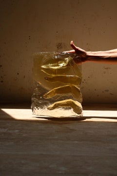 No. 23 In Sun - Female's Mouth und Hand-Kunstskulptur aus Harz