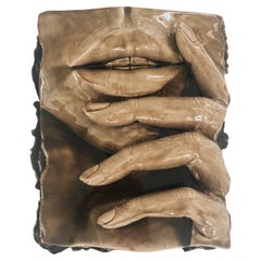 Sculpture murale Marcela Cure n° 23 en résine et pierre (face et main d'une femme)