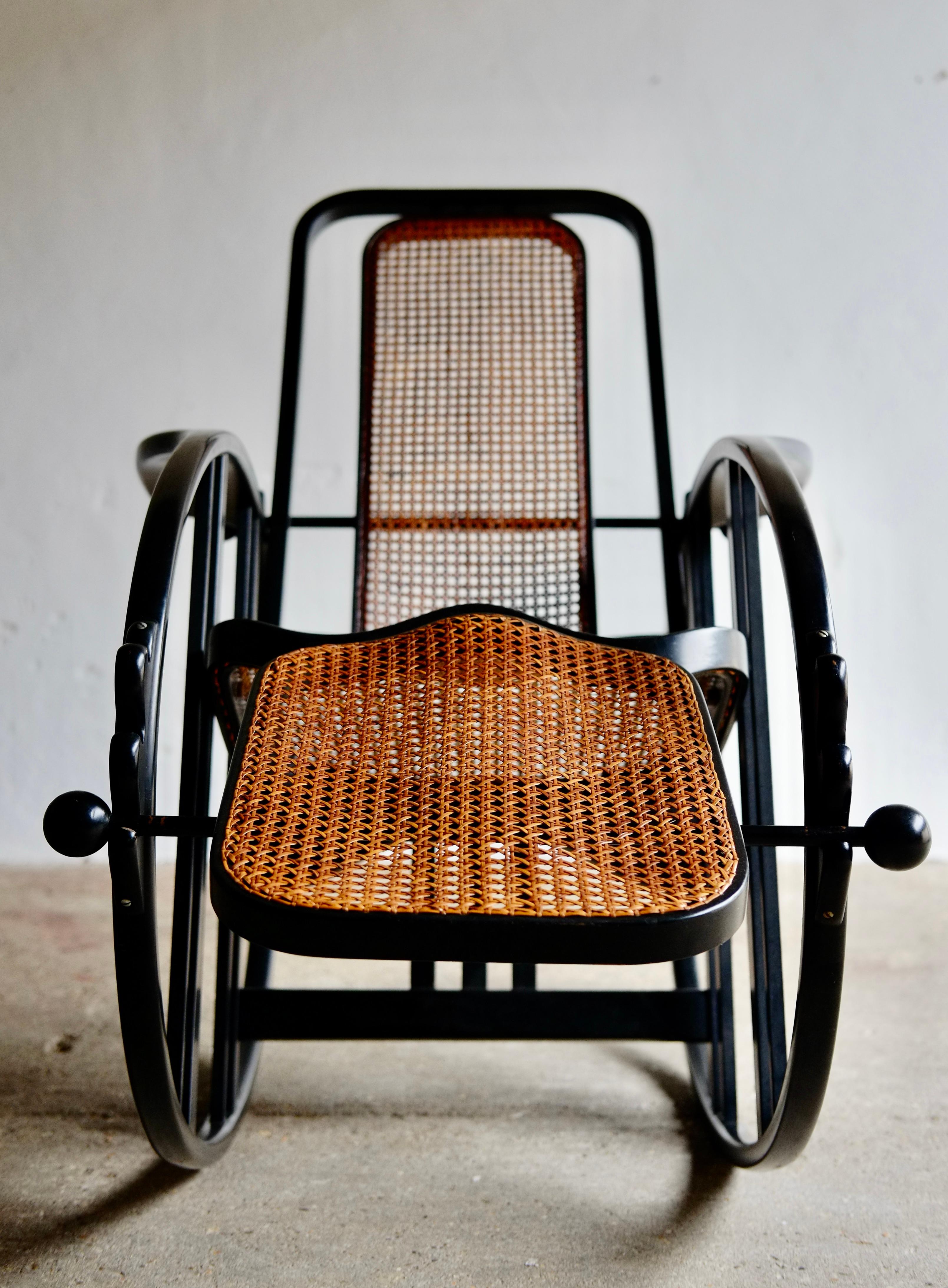 Early 20th Century No. 267 Egg Rocking Chair by Josef Hoffmann