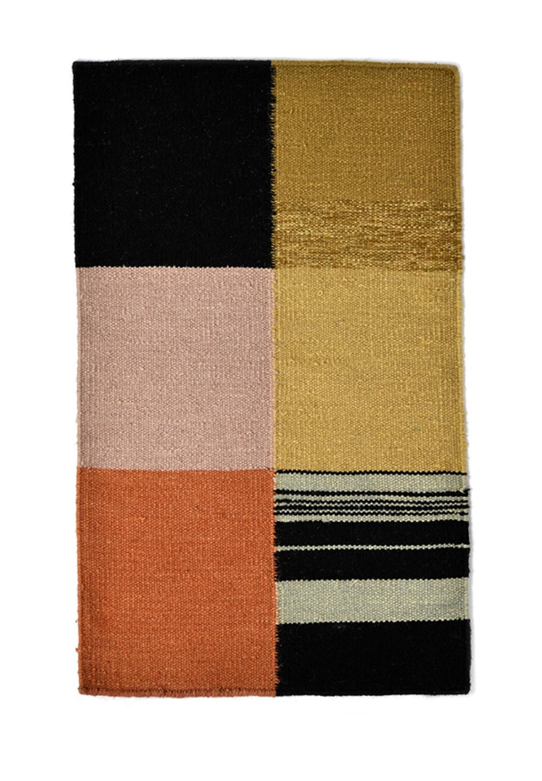 Poster textile noué à la main n° 278 par Lyk Carpet
Dimensions : L 120 x L 180 cm.
Matériaux : 100% laine des hauts plateaux tibétains, laine vierge peignée et filée à la main, laine naturelle teintée dans la masse, 100 nœuds par pouce carré.
Les