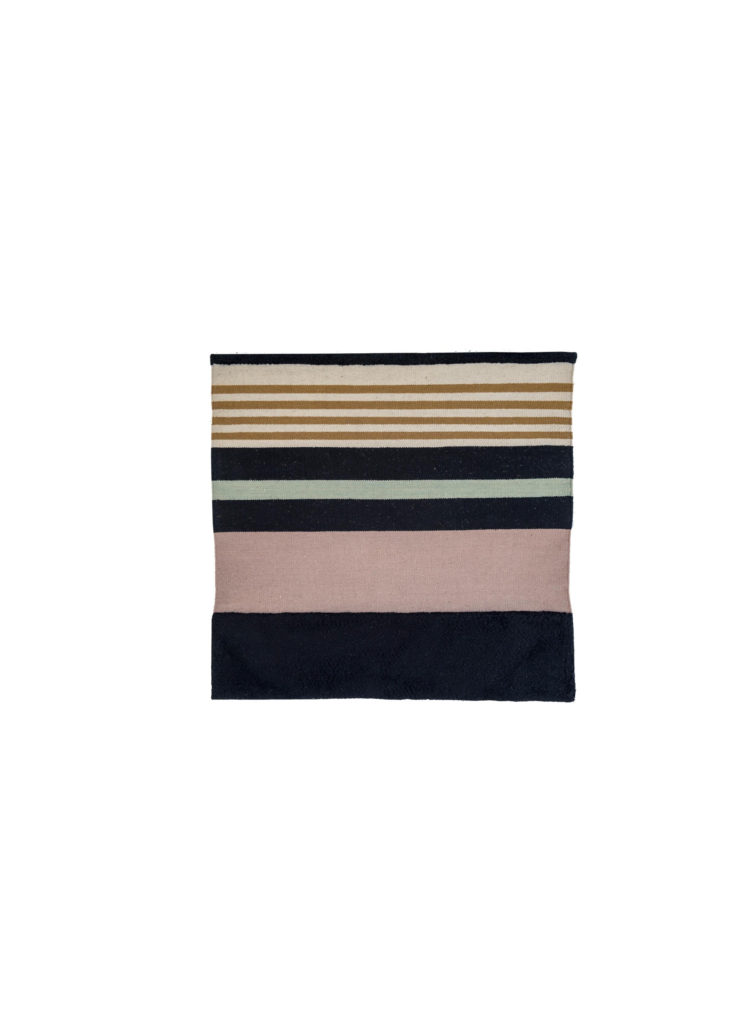 Nr. 279 freeplay handgeknüpfter Teppich von Lyk Carpet
Abmessungen: B 120 x L 120 cm.
MATERIALIEN: 100% tibetische Hochlandwolle, handgekämmte und handgesponnene Schurwolle, natürliche pflanzengefärbte Wolle, 100 Knoten pro