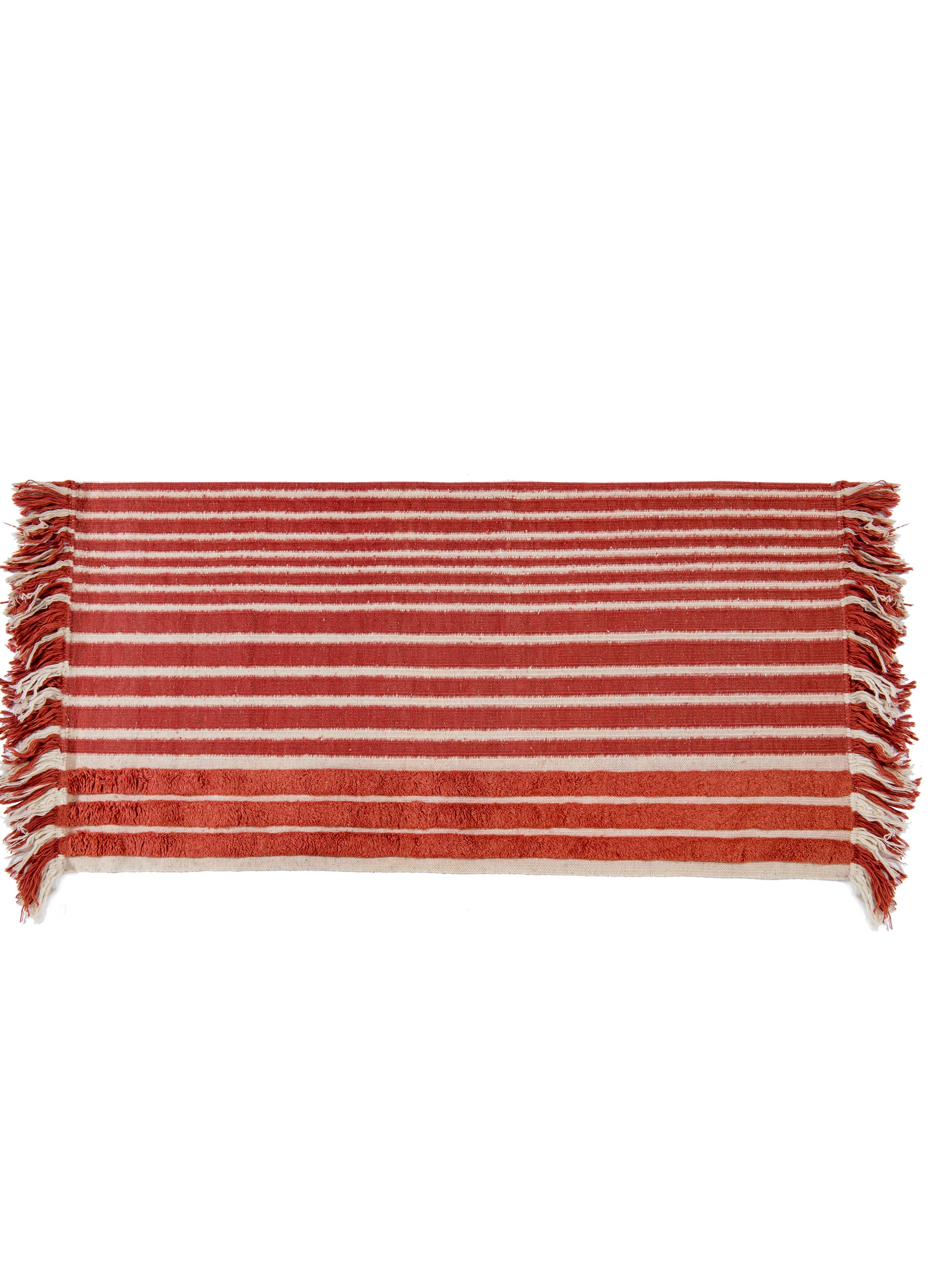 Nr. 280 Freeplay handgeknüpfter Teppich von Lyk Carpet
Abmessungen: B 90 x L 180 cm.
MATERIALIEN: 100% tibetische Hochlandwolle, handgekämmte und handgesponnene Schurwolle, natürliche pflanzengefärbte Wolle, 100 Knoten pro Quadratzoll.
Handgeknüpfte