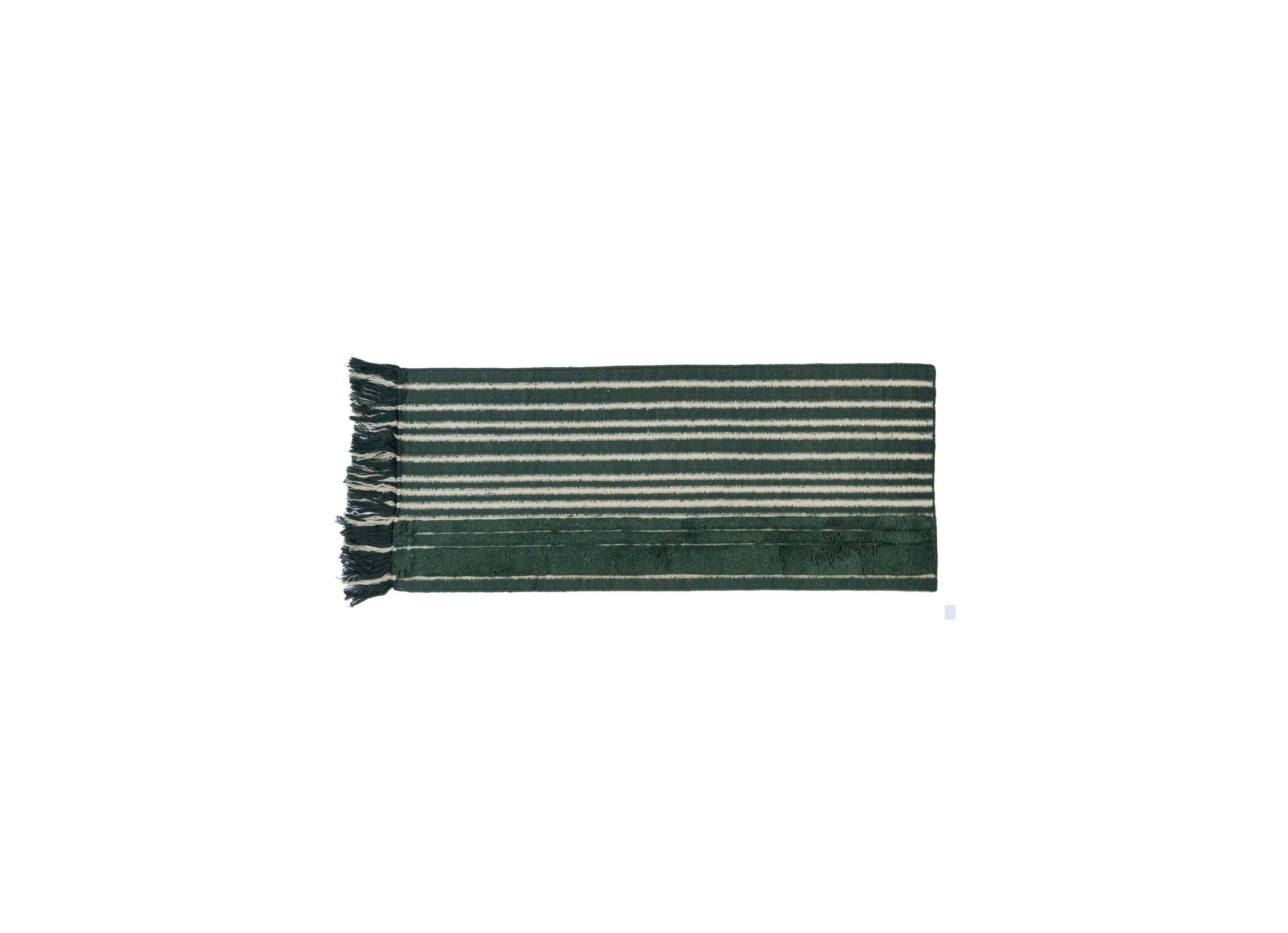 Nr. 281 freeplay handgeknüpfter Teppich von Lyk Carpet
Abmessungen: B 60 x L 150 cm.
MATERIALIEN: 100% tibetische Hochlandwolle, handgekämmte und handgesponnene Schurwolle, natürliche pflanzengefärbte Wolle, 100 Knoten pro Quadratzoll.
Handgeknüpfte