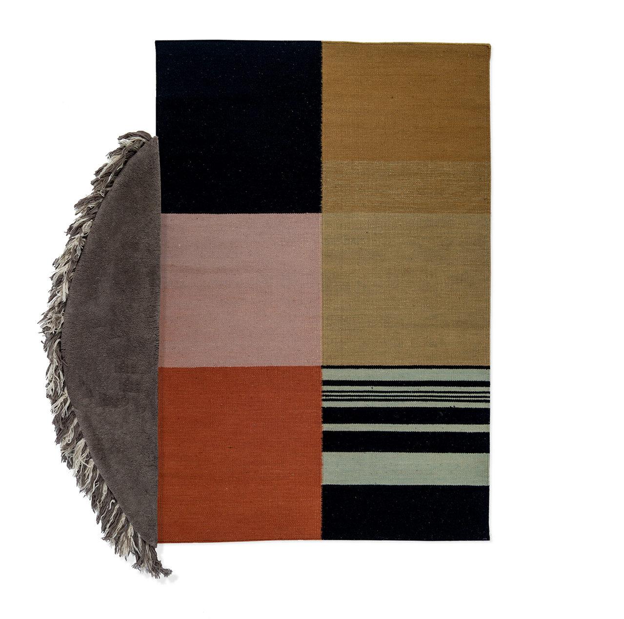 Nr. 3 Freeplay Handgeknüpfter Teppich Ensemble von Lyk Carpet
Abmessungen: L 180 x B 150 cm.
MATERIALIEN: 100% handgesponnene tibetische Hochlandschurwolle, von lebenden Schafen, traditionell pflanzlich gefärbt, kesselfarbig.
Handgeknüpfte manuelle
