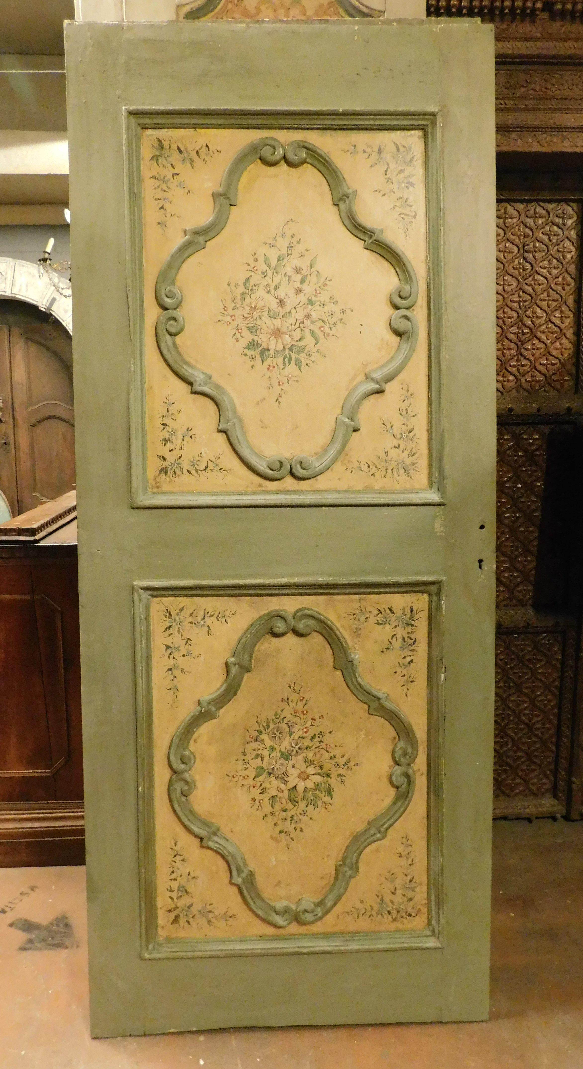 Serie de N. 3 puertas de interior antiguas, talladas en madera maciza y luego ricamente pintadas con motivos florales y tonos amarillos y verdes, todas con una hoja, tienen paneles pintados con decoraciones florales con bordes ondulados.
Original