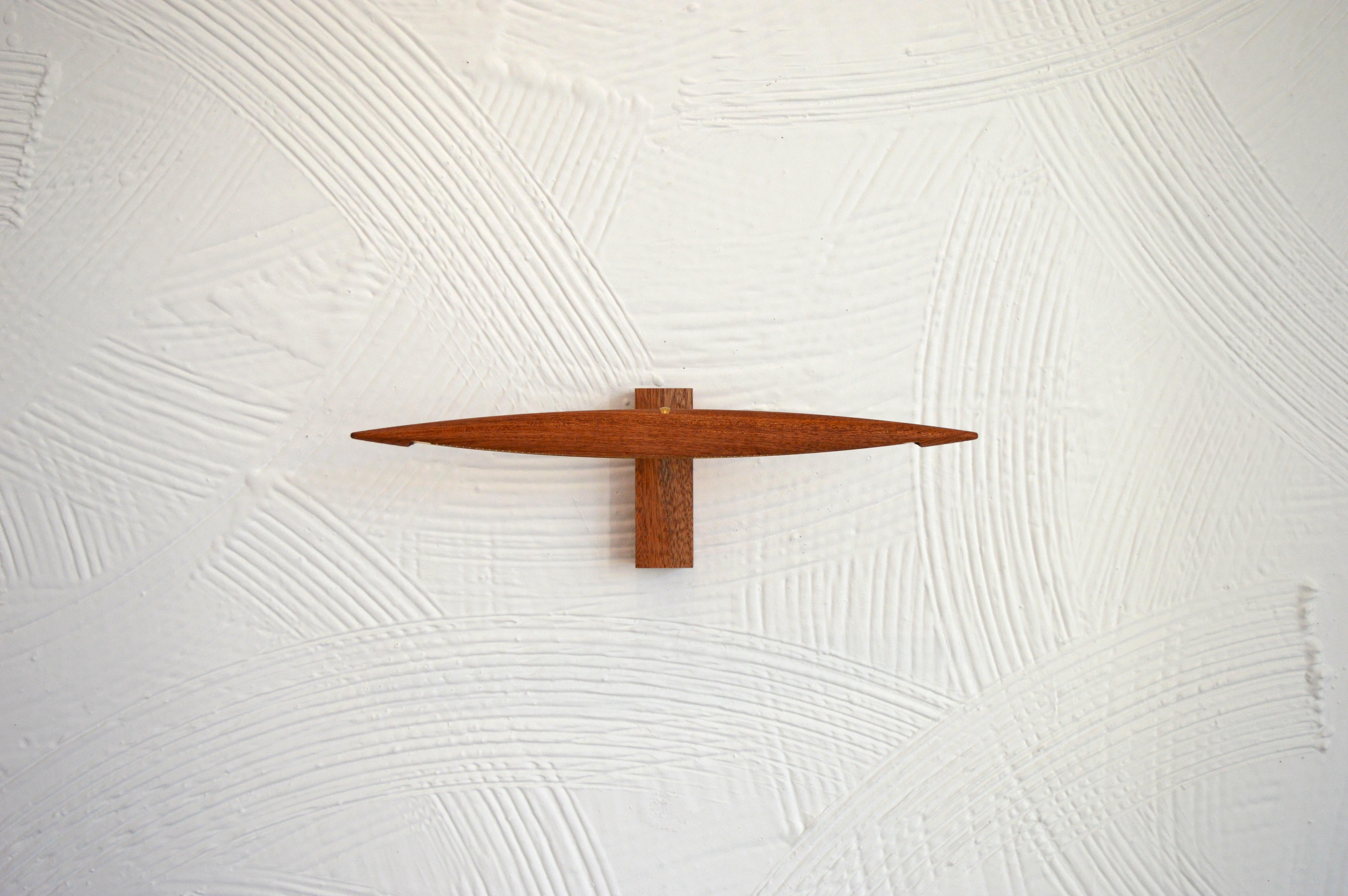 Lámpara de pared nº 3 de Mernøe
Dimensiones: P 3,5 x An 46 x Al 13 cm
Materiales: Caoba sipo, latón pulido.

Disponible en opciones de madera de Fresno, Caoba Sipo, Nogal u Olmo.
Disponible en latón pulido, latón mate o cromado. Póngase en contacto