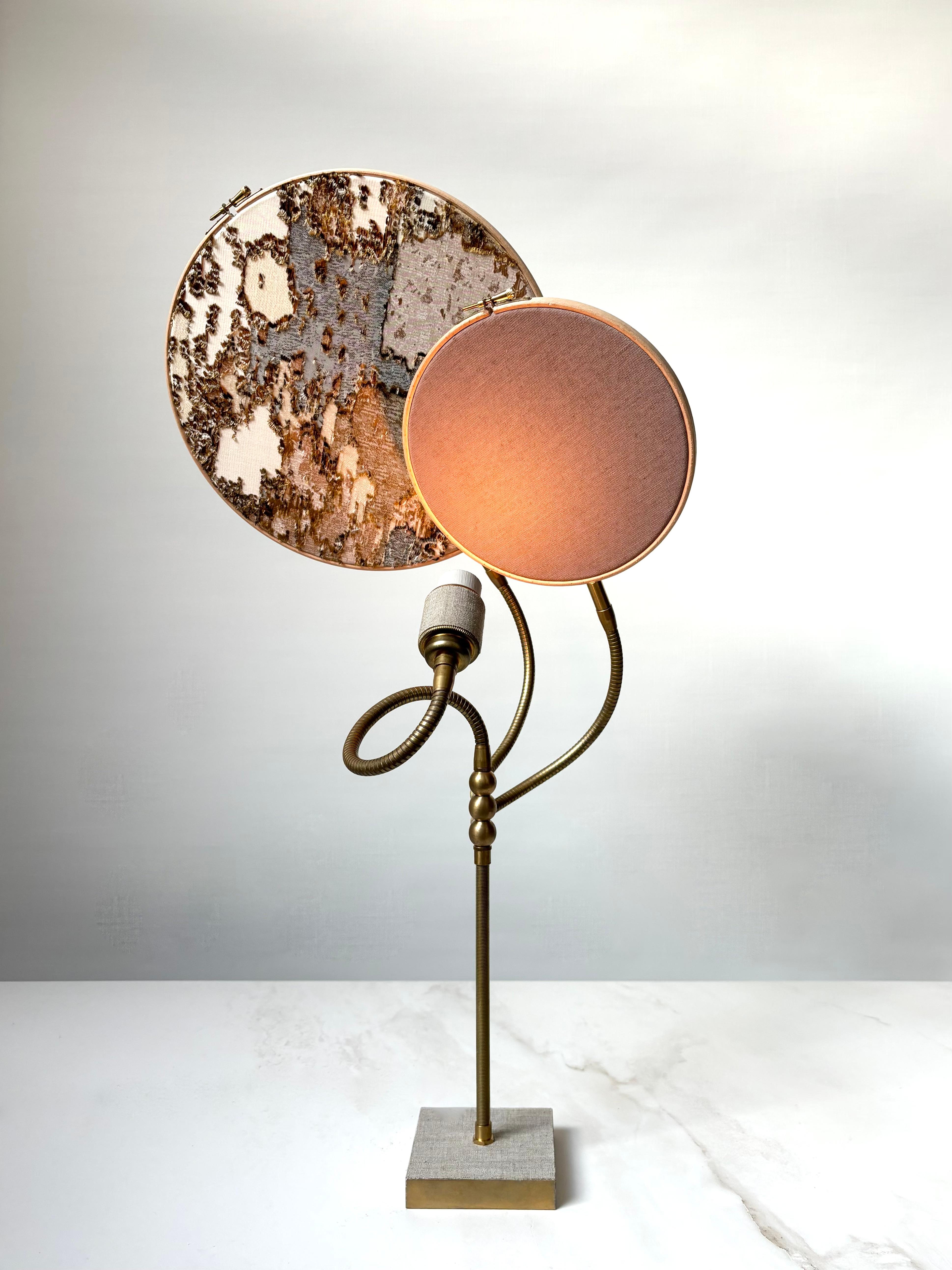 No 32 Lampe de table, 2 cercles, par Sander Bottinga
Dimensions : D&H 30 cm x L 40 cm x H 68 cm
MATERIAL : laiton, bois, pierre couleur lin peint à la main, marbre motif brodé en soie, viscose, coton, cuir.

Disponible avec 2 cercles ou 1