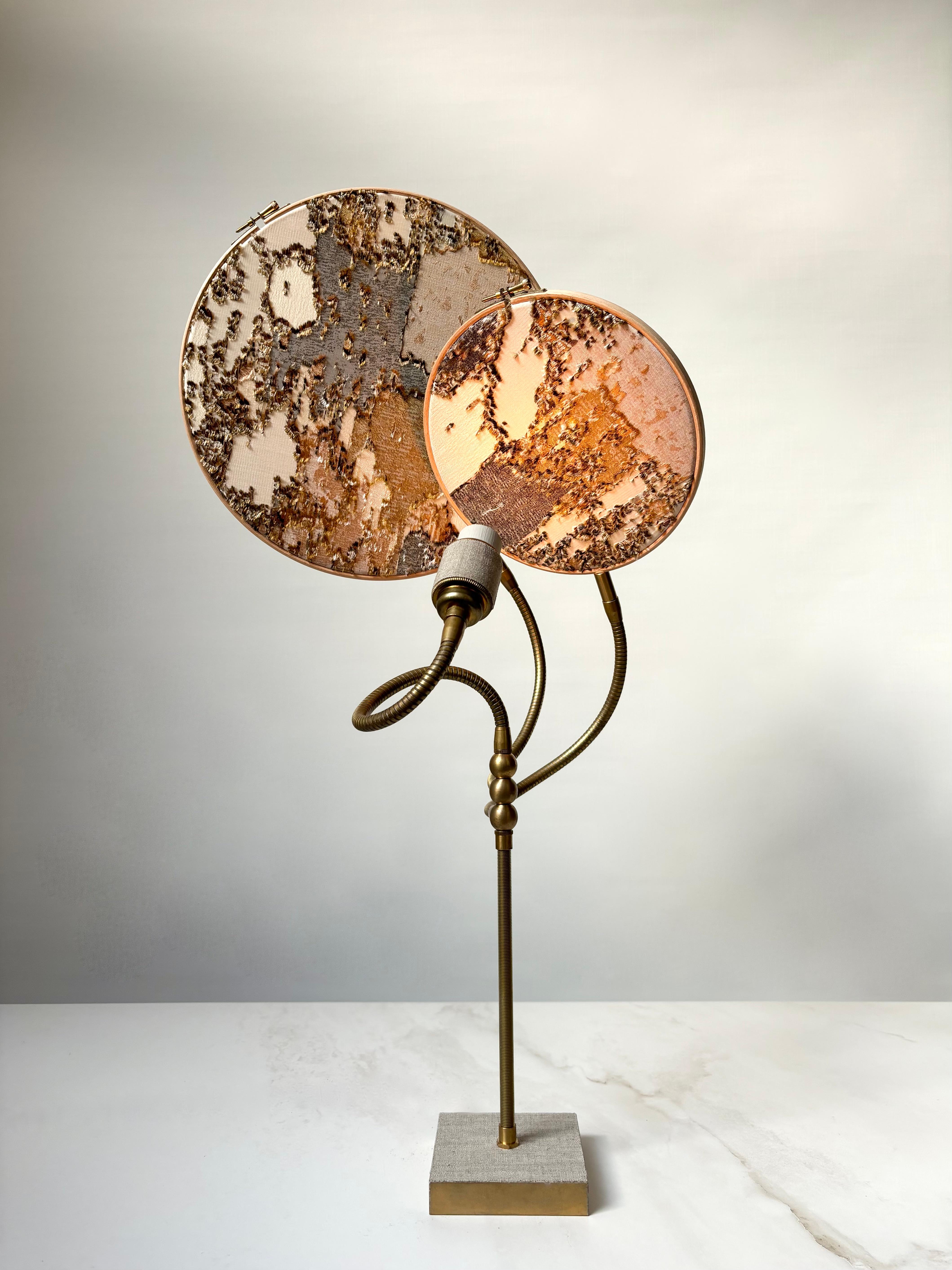 No 32 Lampe de table, 2 cercles, par Sander Bottinga
Dimensions : D&H 30 cm x L 40 cm x H 68 cm
MATERIAL MATERIAL MATERIAL MATERIAL MATERIAL MATERIAL MATERIAL MATERIAL MATERIAL MATERIAL MATERIAL MATERIAL MATERIAL, bois, marbre motif brodé en soie,