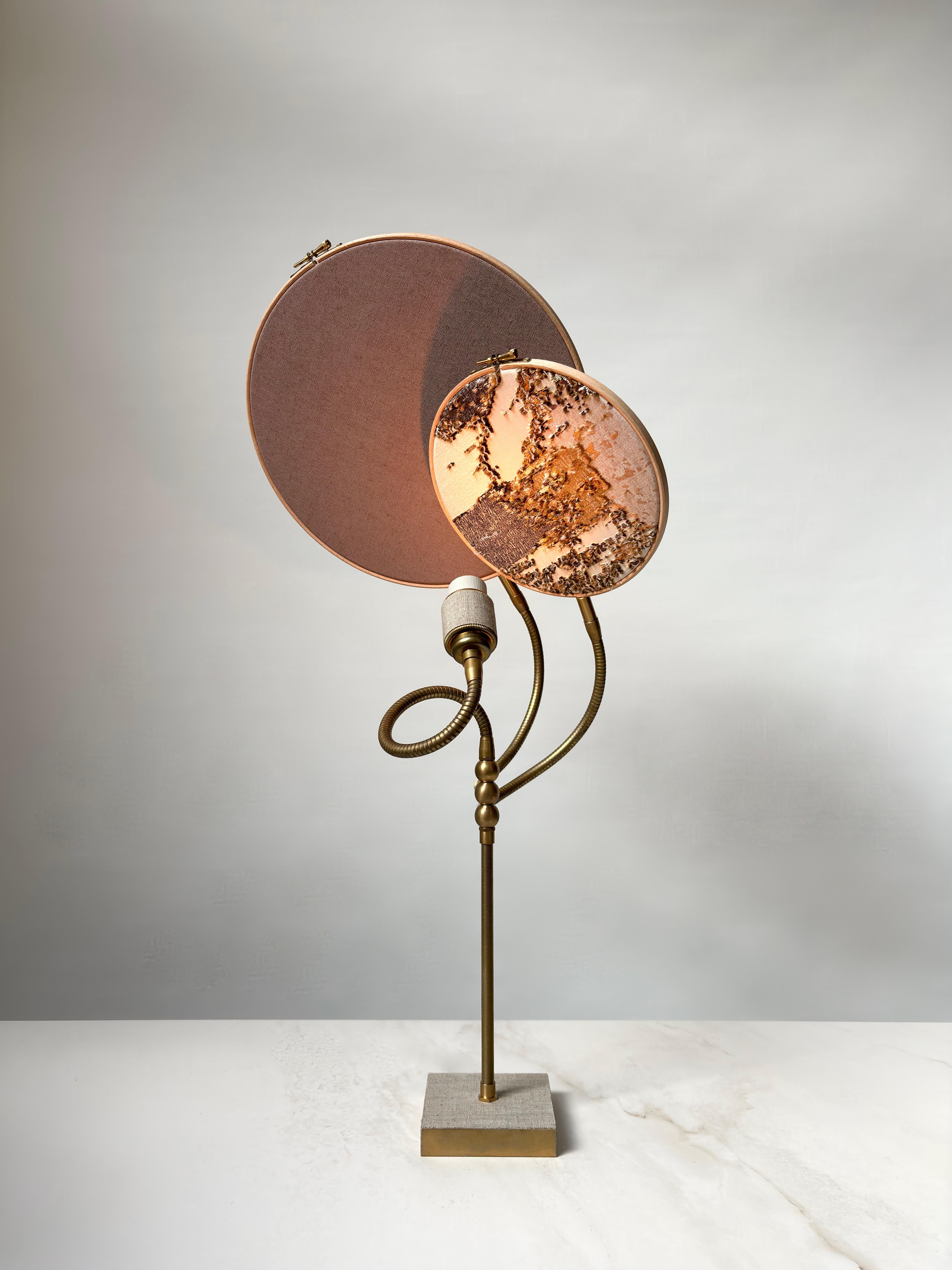 No 32 Lampe de table, 2 cercles, par Sander Bottinga
Dimensions : D&H 30 cm x L 40 cm x H 68 cm
MATERIAL : laiton, bois, pierre couleur lin peint à la main, marbre motif brodé en soie, viscose, coton, cuir.

Disponible avec 2 cercles ou 1