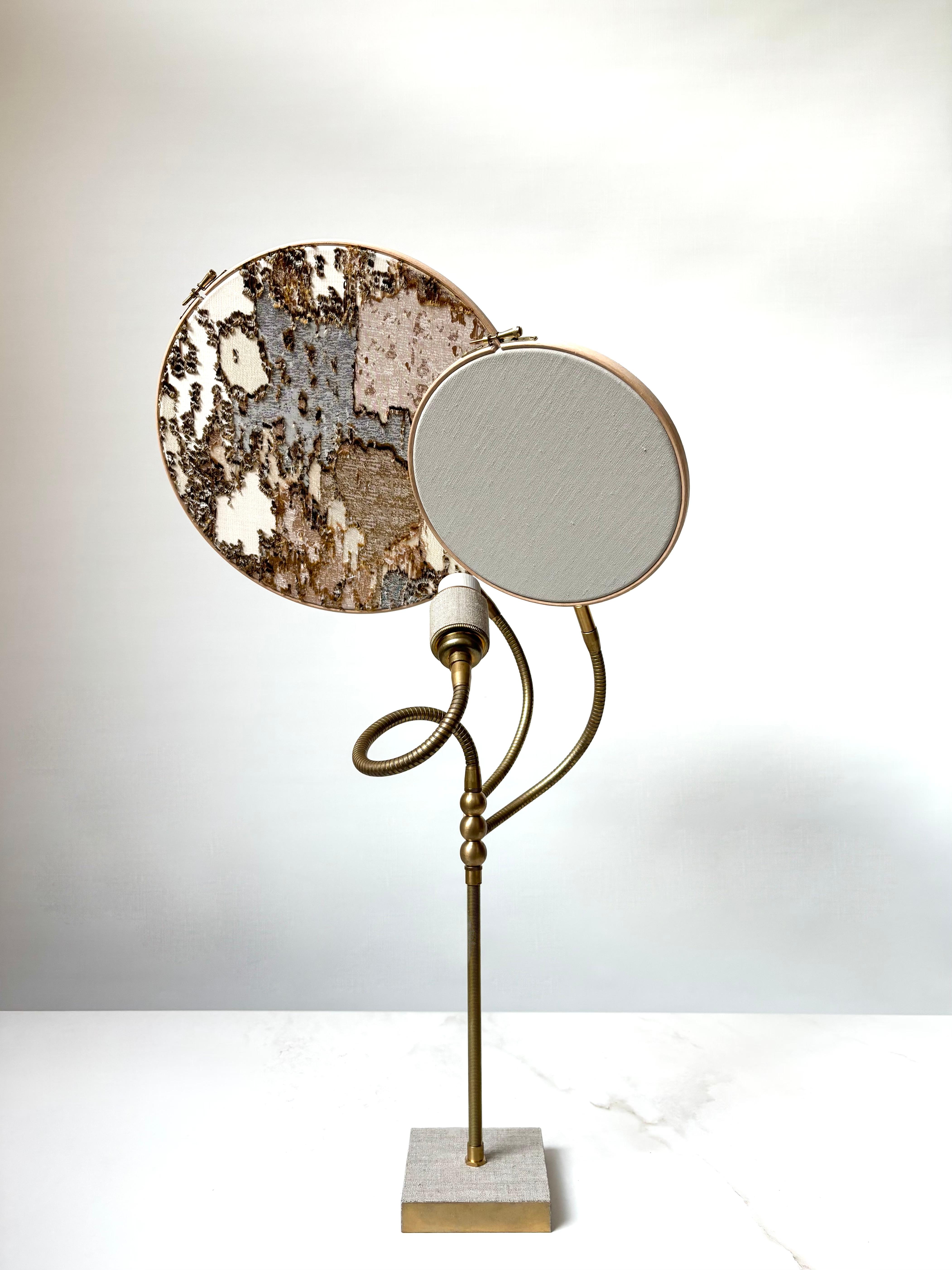 Postmoderne Lampe de bureau n° 32 brodée à la main en marbre à deux cercles par Sander Bottinga en vente