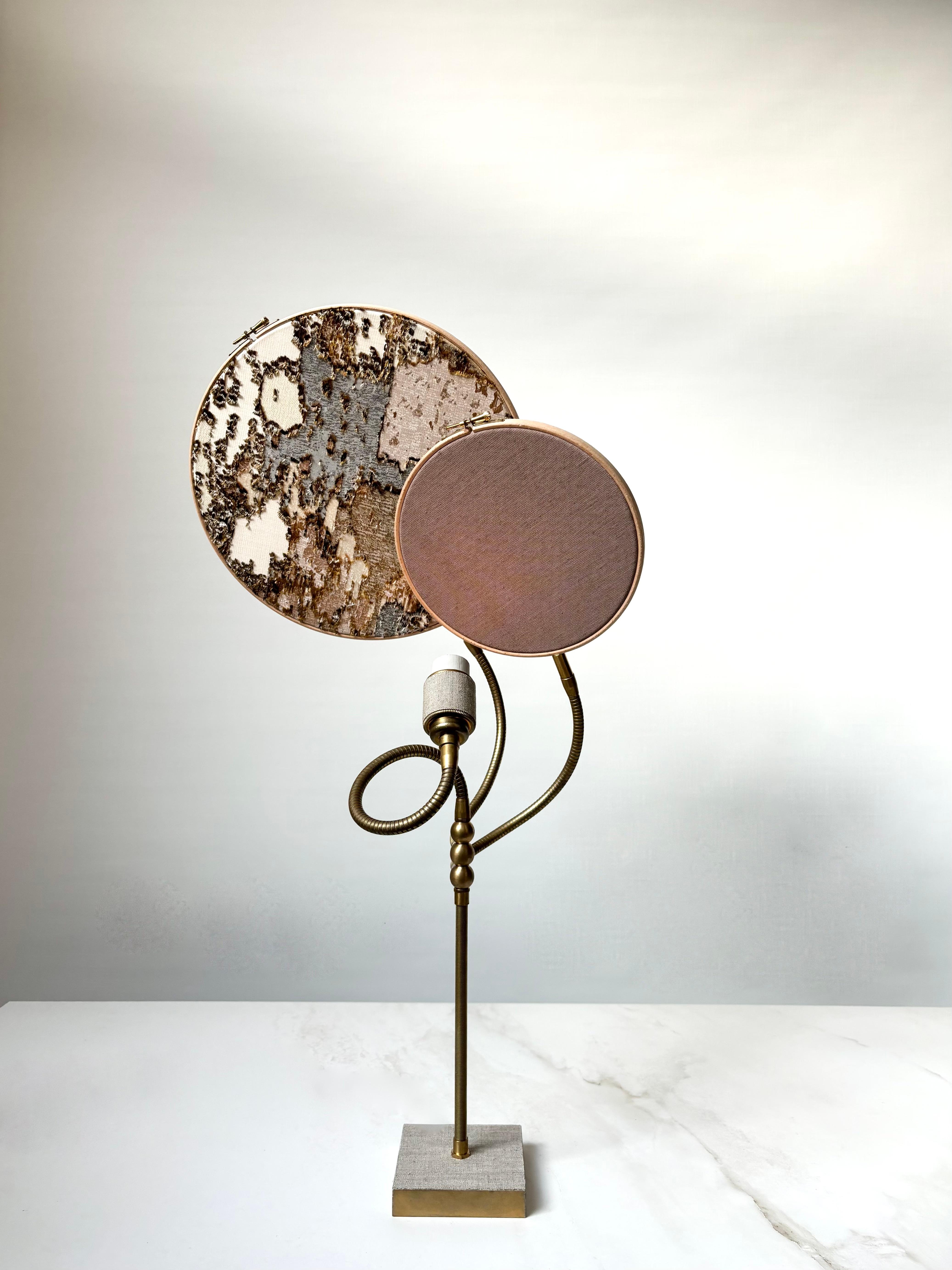 Postmoderne Lampe de bureau n° 32 brodée à la main en marbre à deux cercles par Sander Bottinga en vente