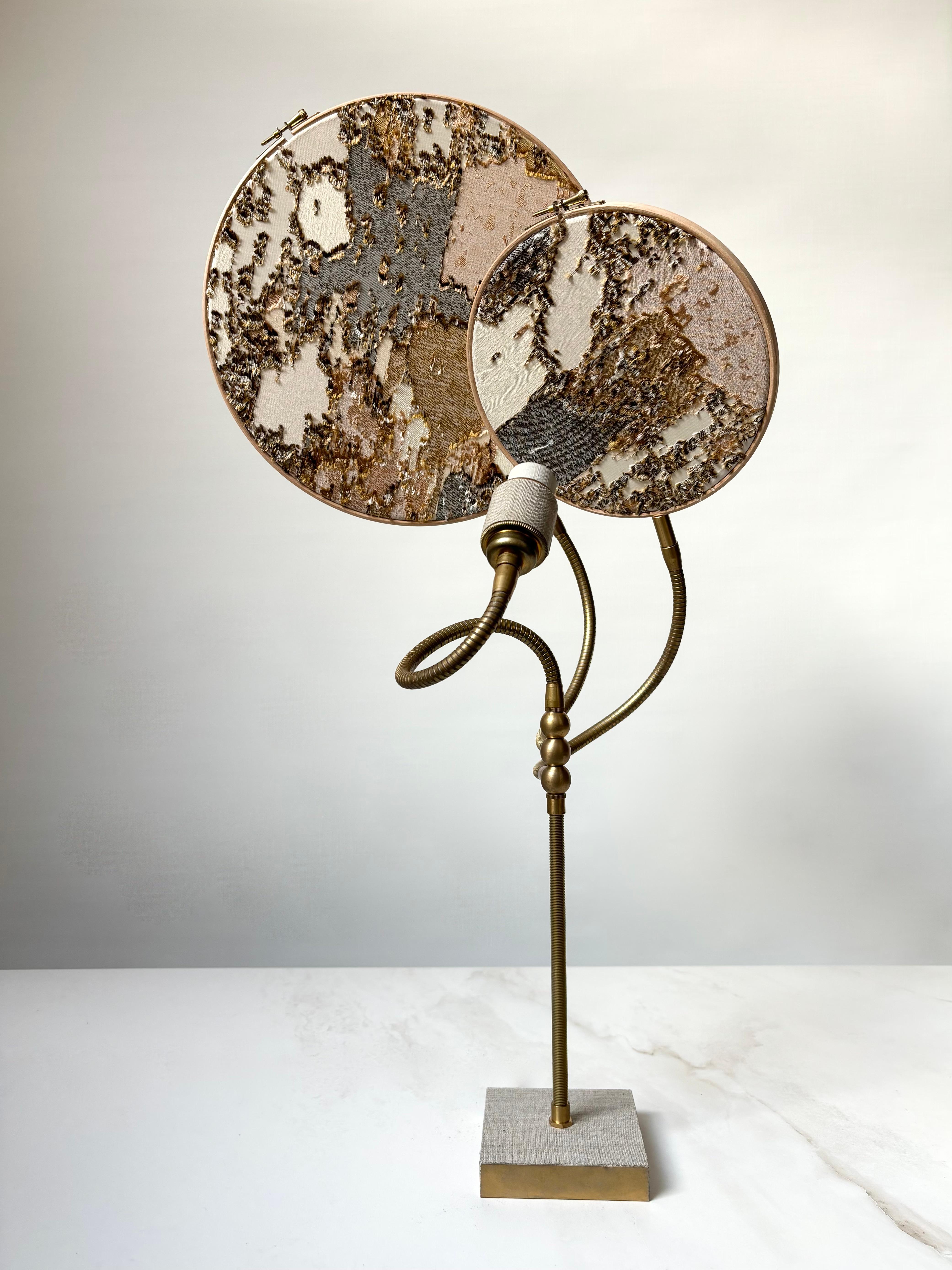 Postmoderne Lampe de bureau n° 32 brodée à la main en marbre à deux cercles par Sander Bottinga en vente